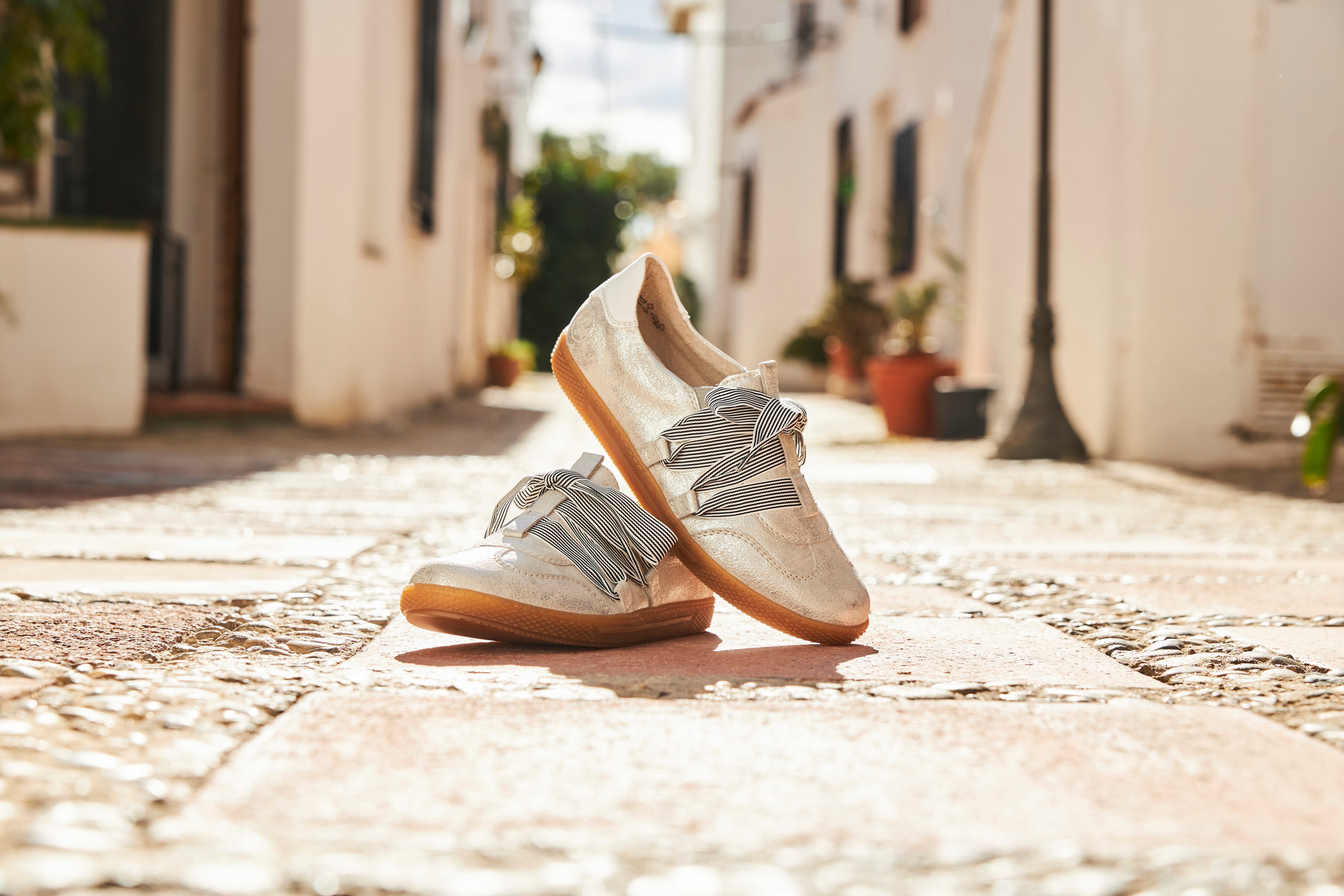 Rieker Slip-on sneakers , slipper, lage schoen, vrijetijdssneaker met modieuze veters
