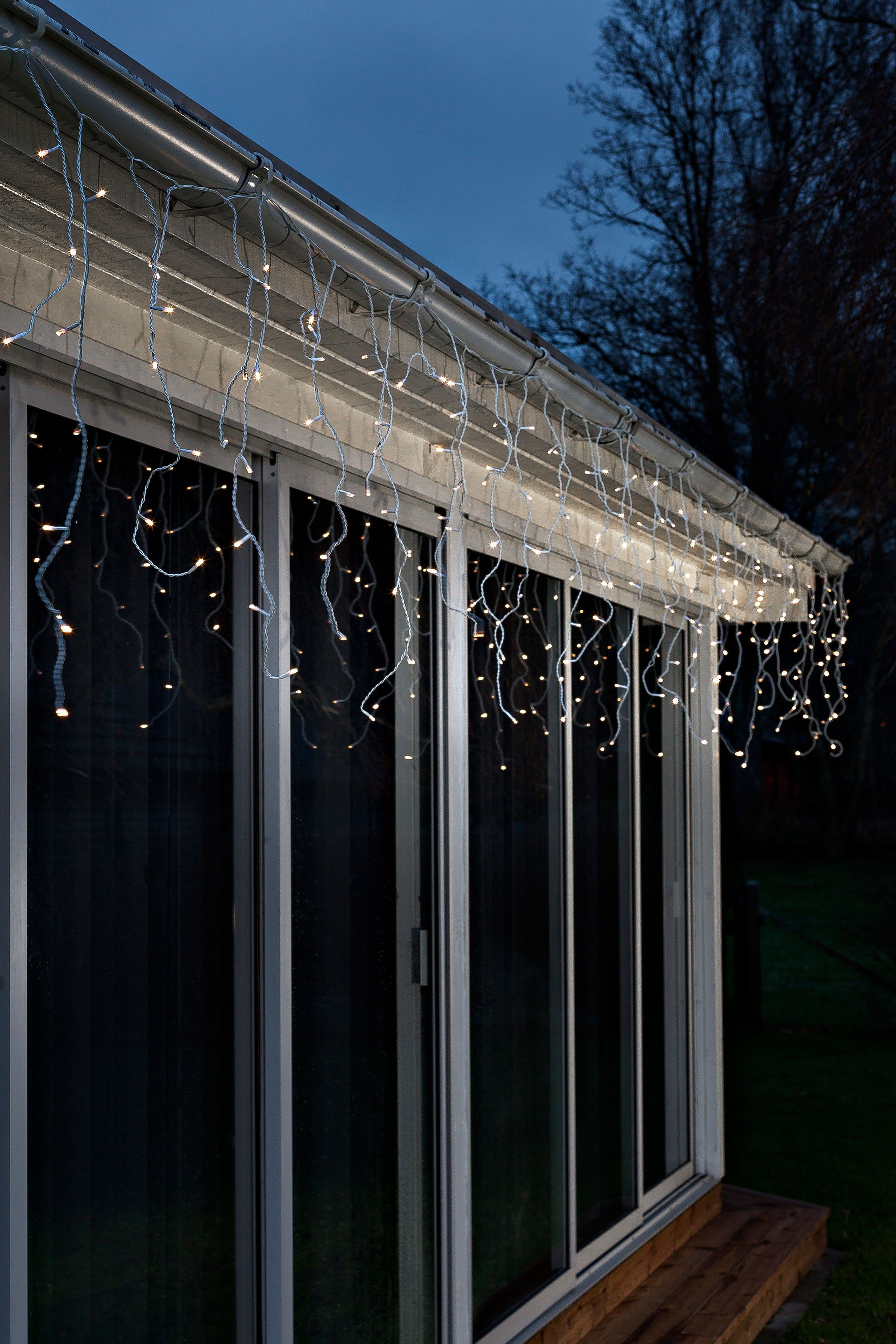KONSTSMIDE Led-lichtgordijn Kerstversiering buiten Led-ijsregengordijn, voor buiten, werkt op batterijen, witte kabel