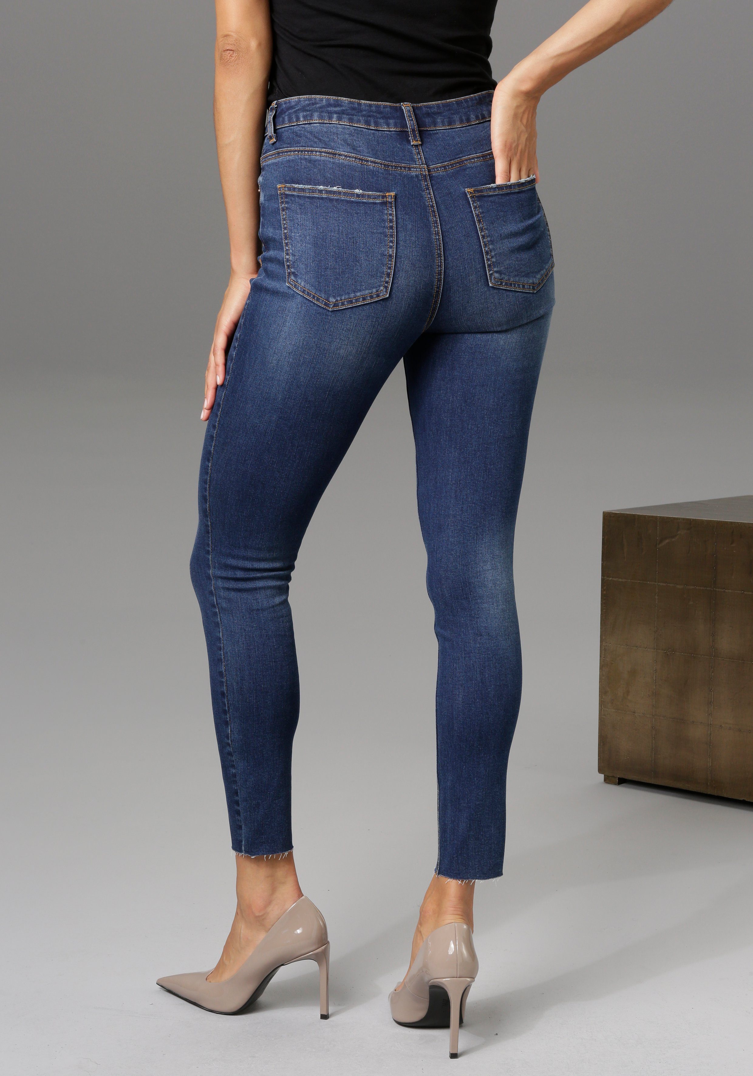 Aniston CASUAL Skinny fit jeans regular waist - met gerafelde voetzoom