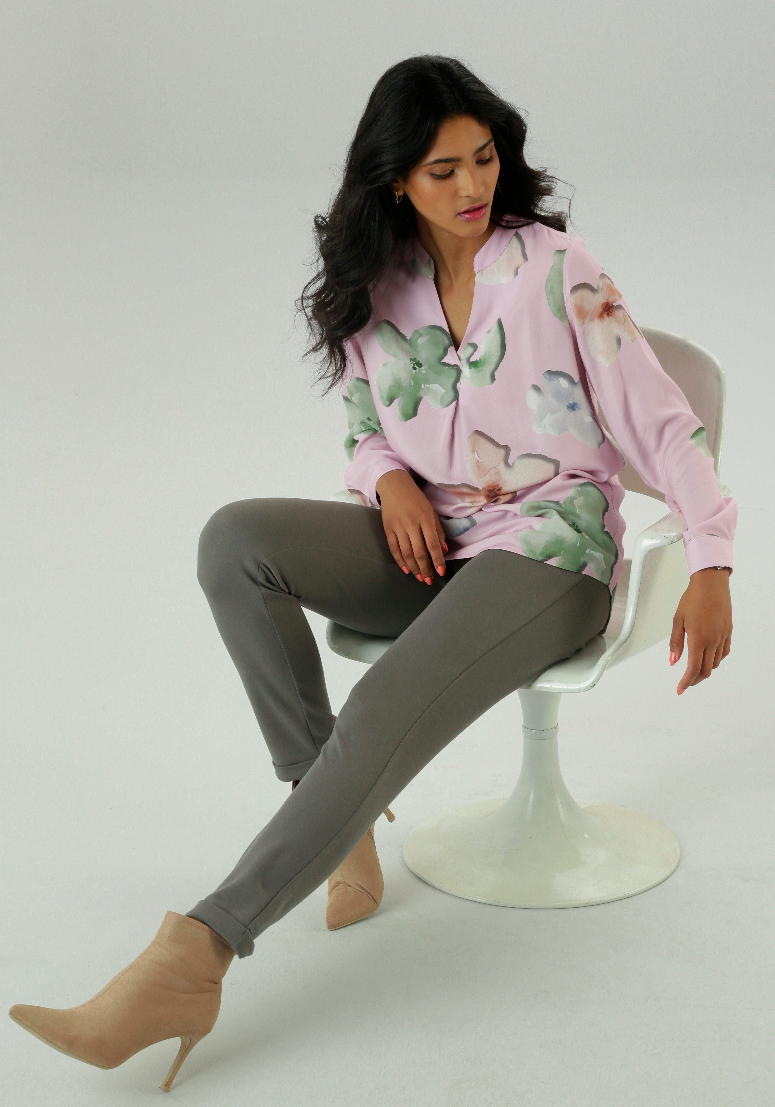 Aniston SELECTED Comfortbroek met glinsterende stenen aan de insteekzakken - nieuwe collectie