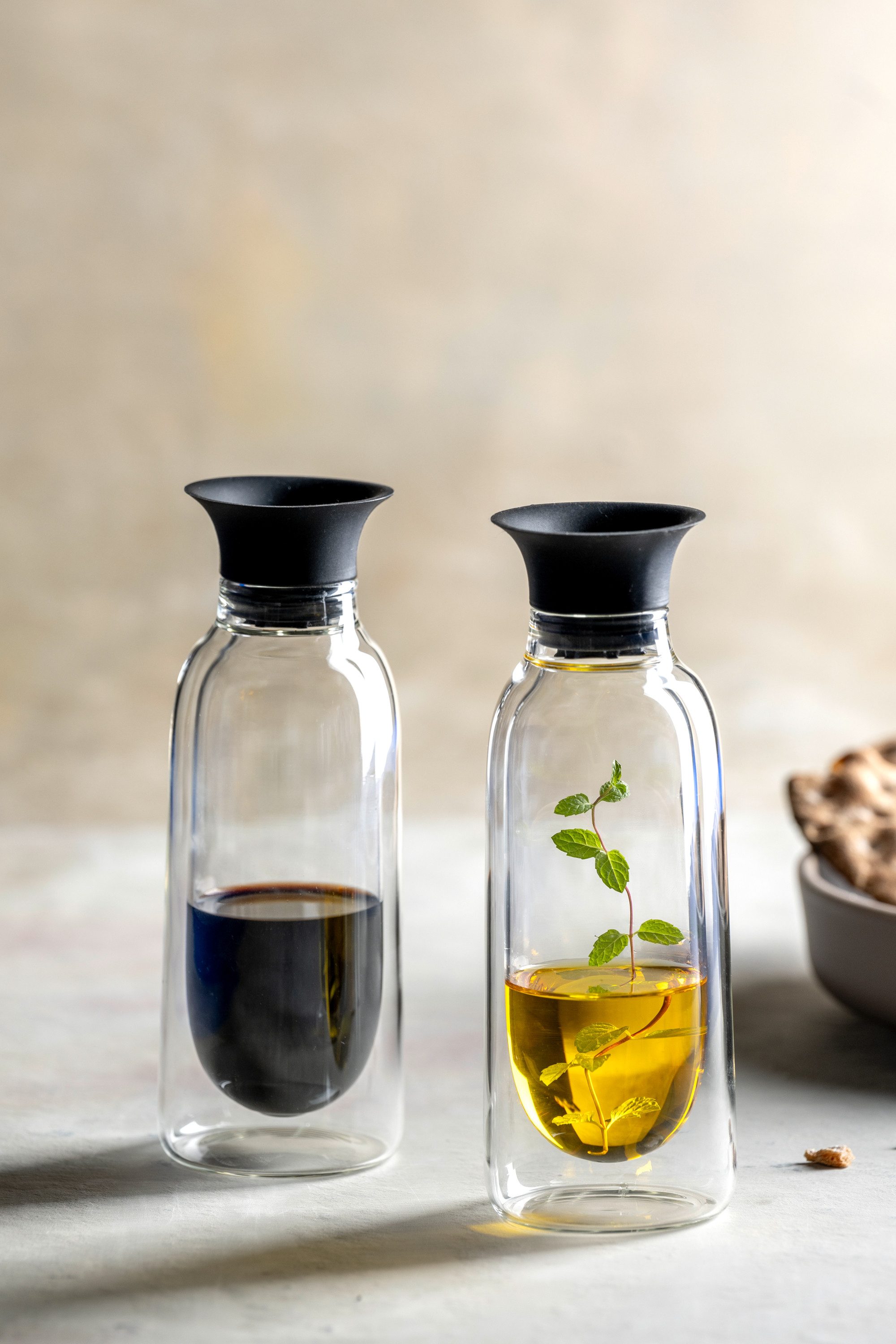 LEONARDO Olie-en-azijnstel Azijn- en olieflacon DUO, 2-delige set van dubbelwandig glas met siliconen deksel (set, 2-delig)