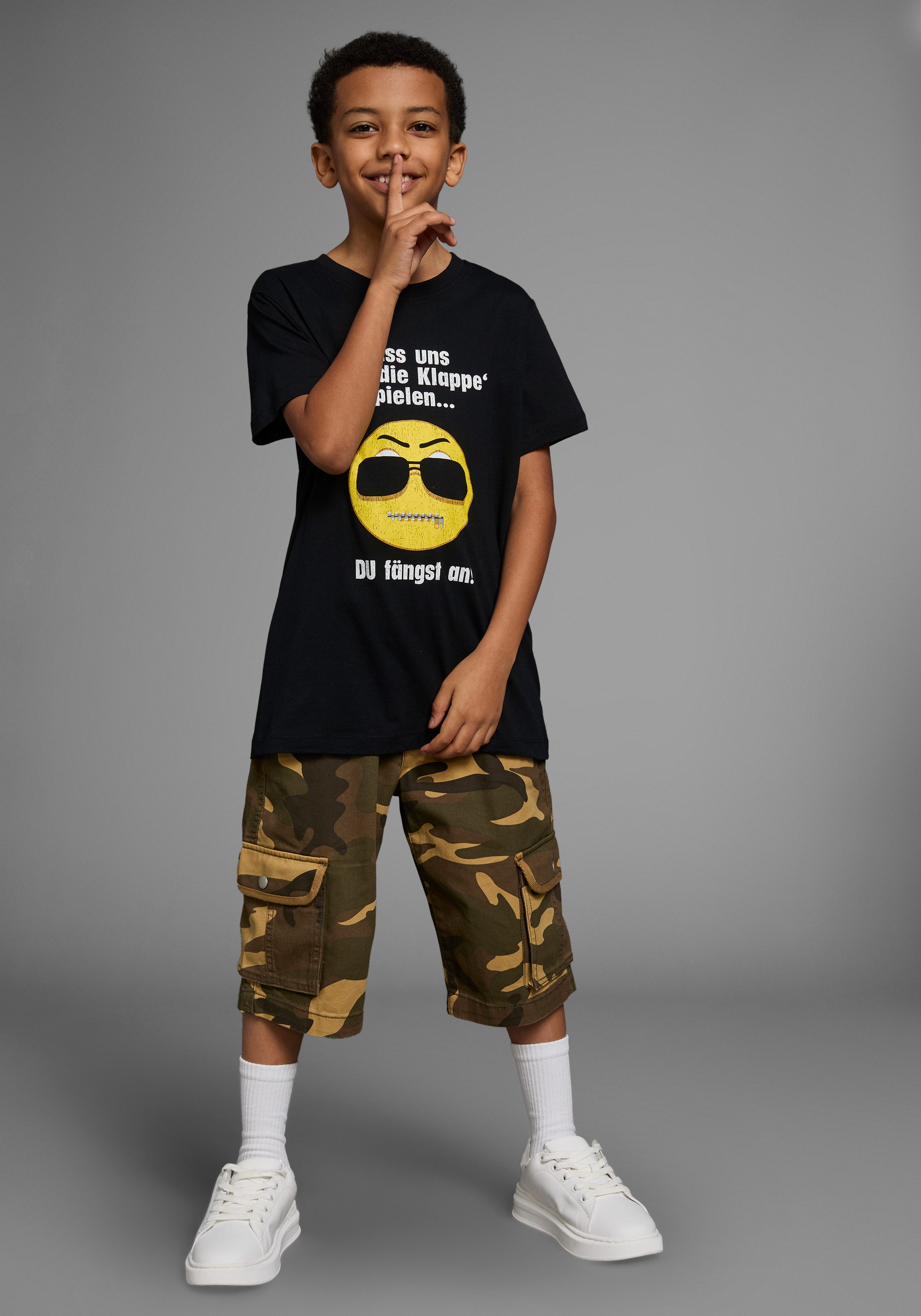KIDSWORLD T-shirt Met spreuk: LASS UNS: HALT DIE KLAPPEN! SPELEN Korte mouwen, basic pasvorm, met trendy statements en slogans