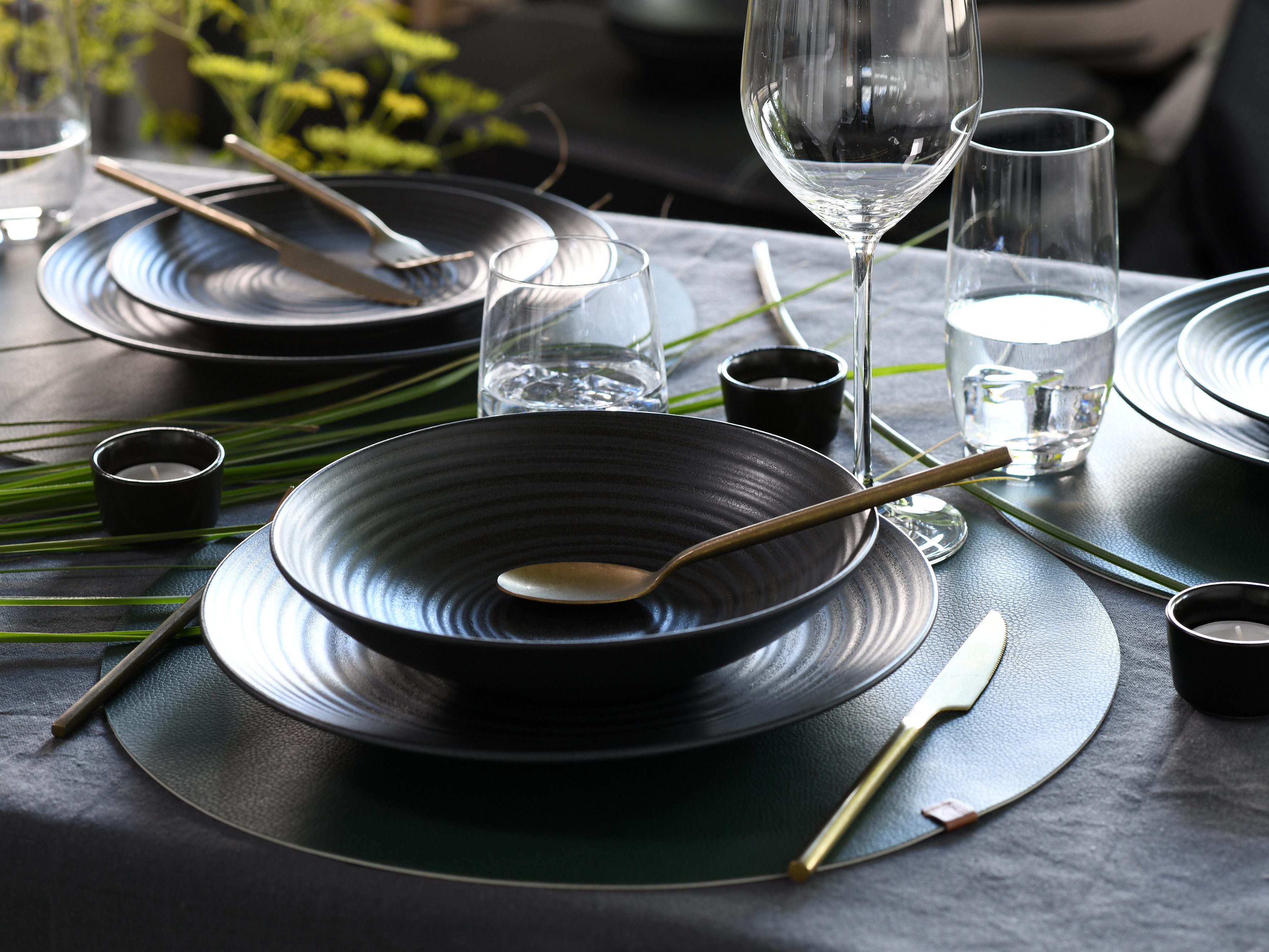 CreaTable Eetservies Servies-set Lava Stone Servies, zwart, reliëfdecor, Made in Europe, 12 delen voor 4 personen (set, 12-delig)