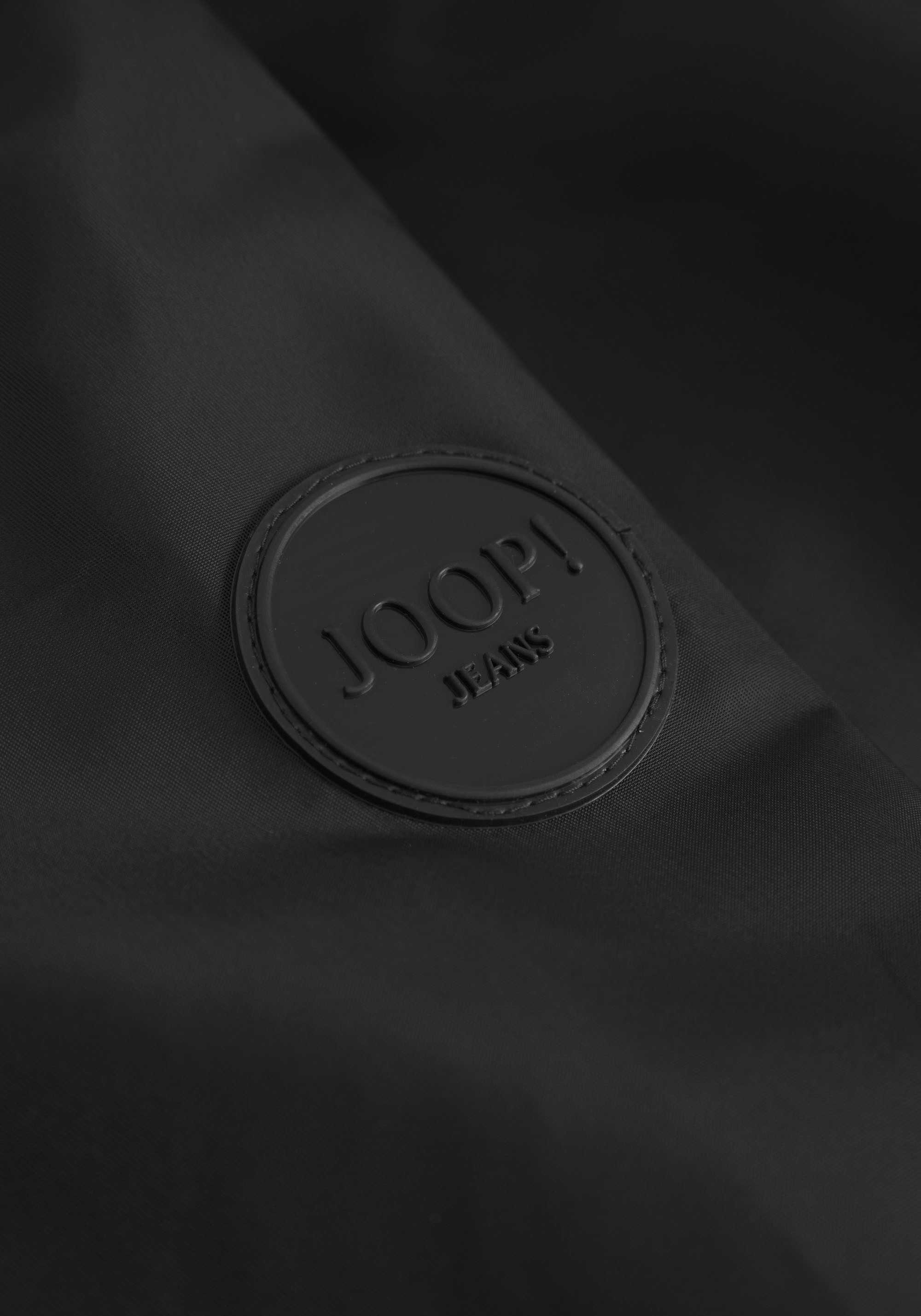 Joop Jeans Blouson Olakemi met ton-sur-ton tekst op de kraag