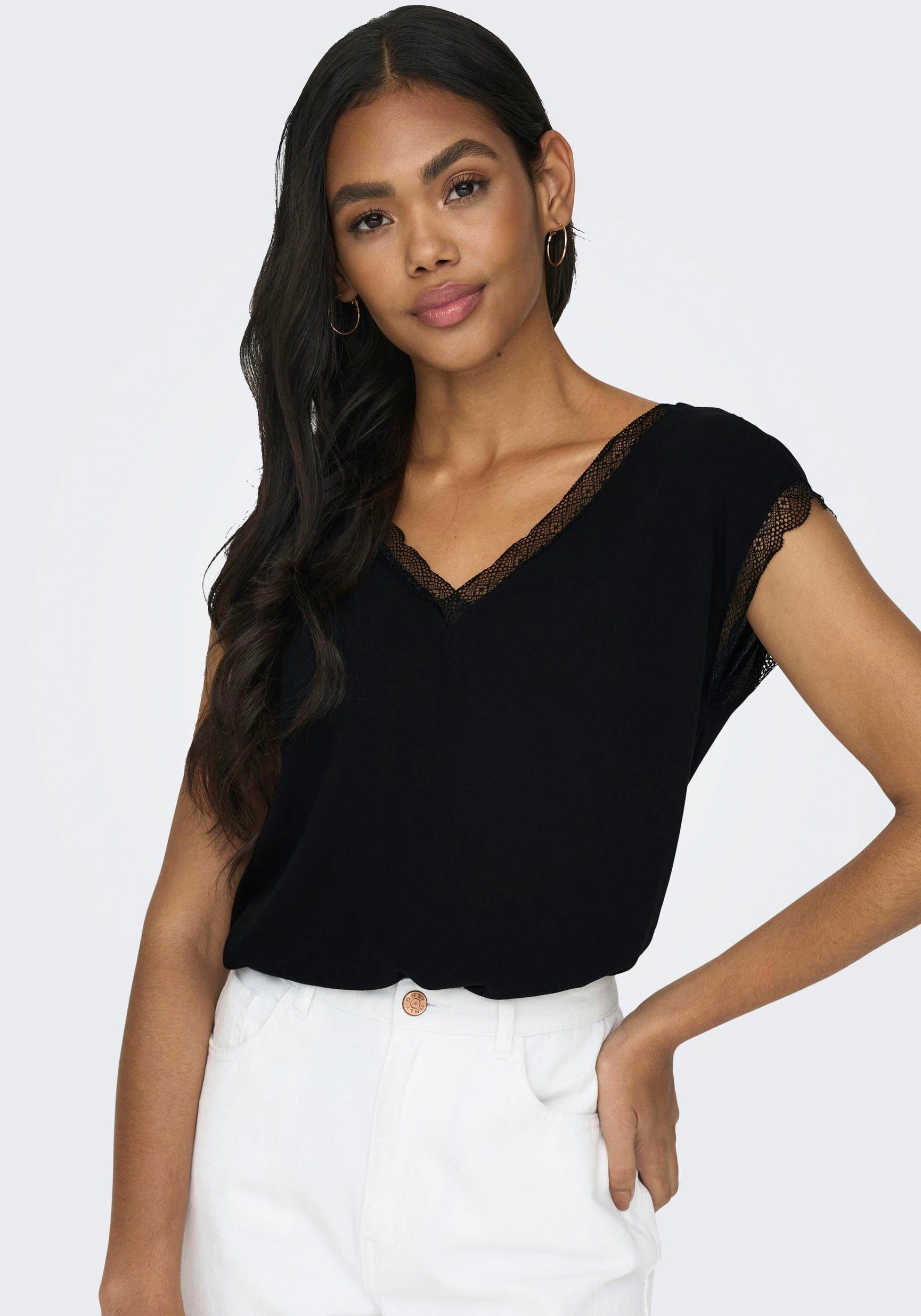 Only Shirt met V-hals ONLJASMINA S/S V-NECK LACE TOP NOOS PTM