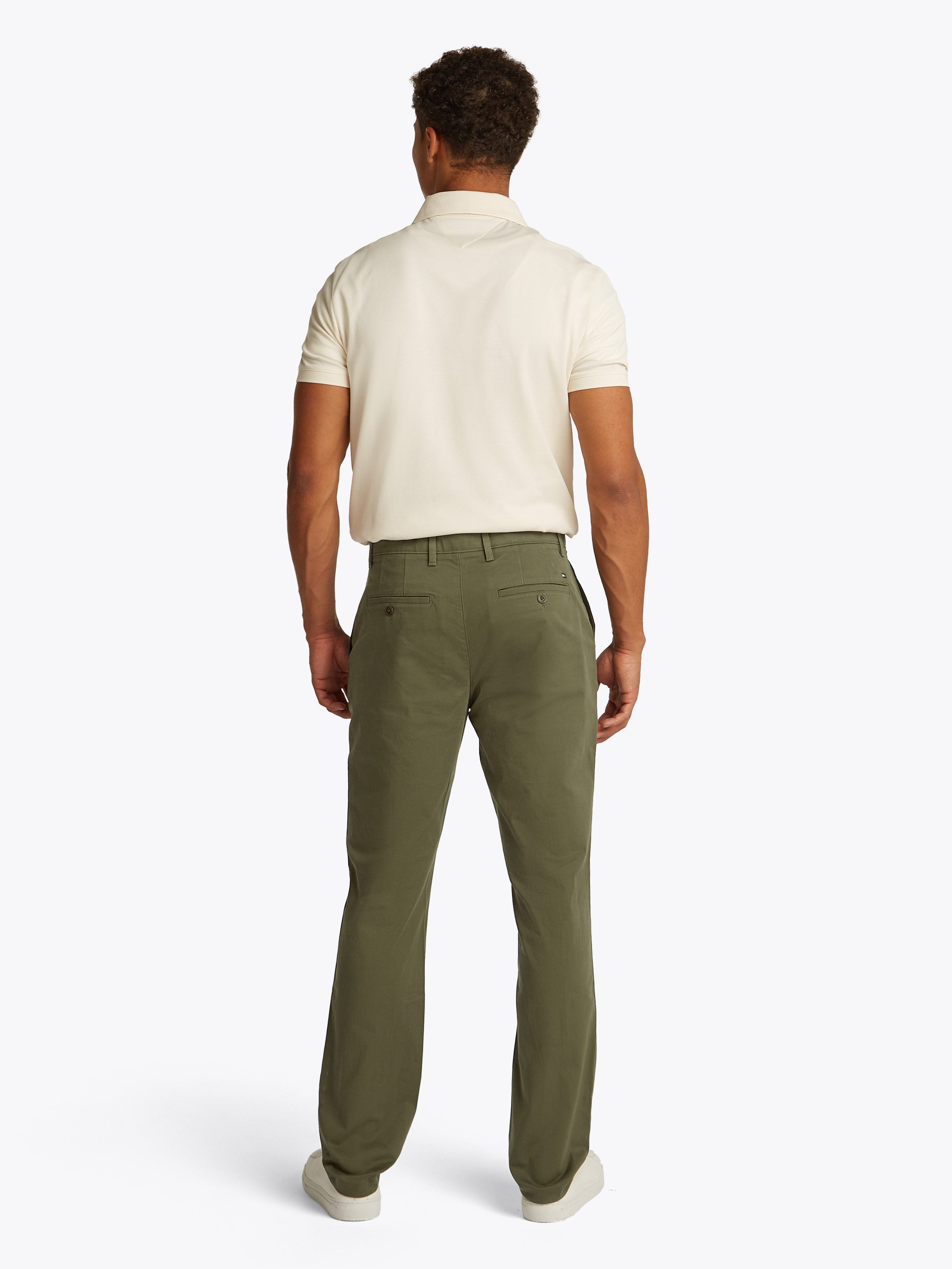 Tommy Hilfiger Chino DENTON CHINO SATIN met achterzakken met knoop, logo-borduursel
