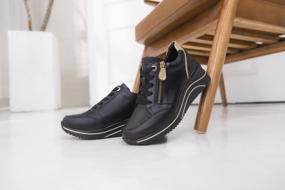 Remonte Sneakers met sleehak , vrijetijdsschoen, lage schoen, veterschoen met goudkleurige logo-hanger