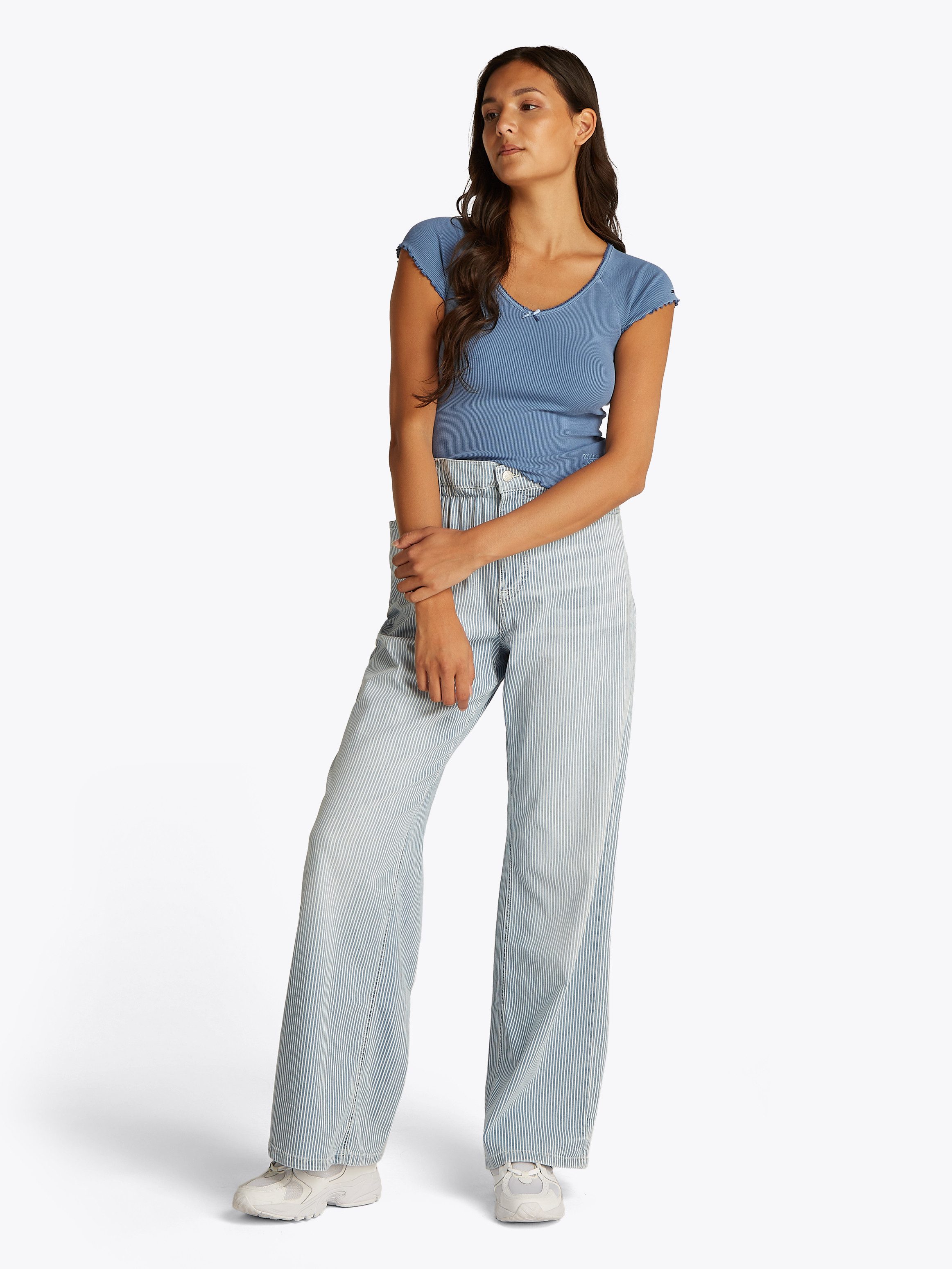 TOMMY JEANS Shirt met korte mouwen TJW SLIM VNECK GMD RIB SS met rolranden, in vrouwelijke stijl