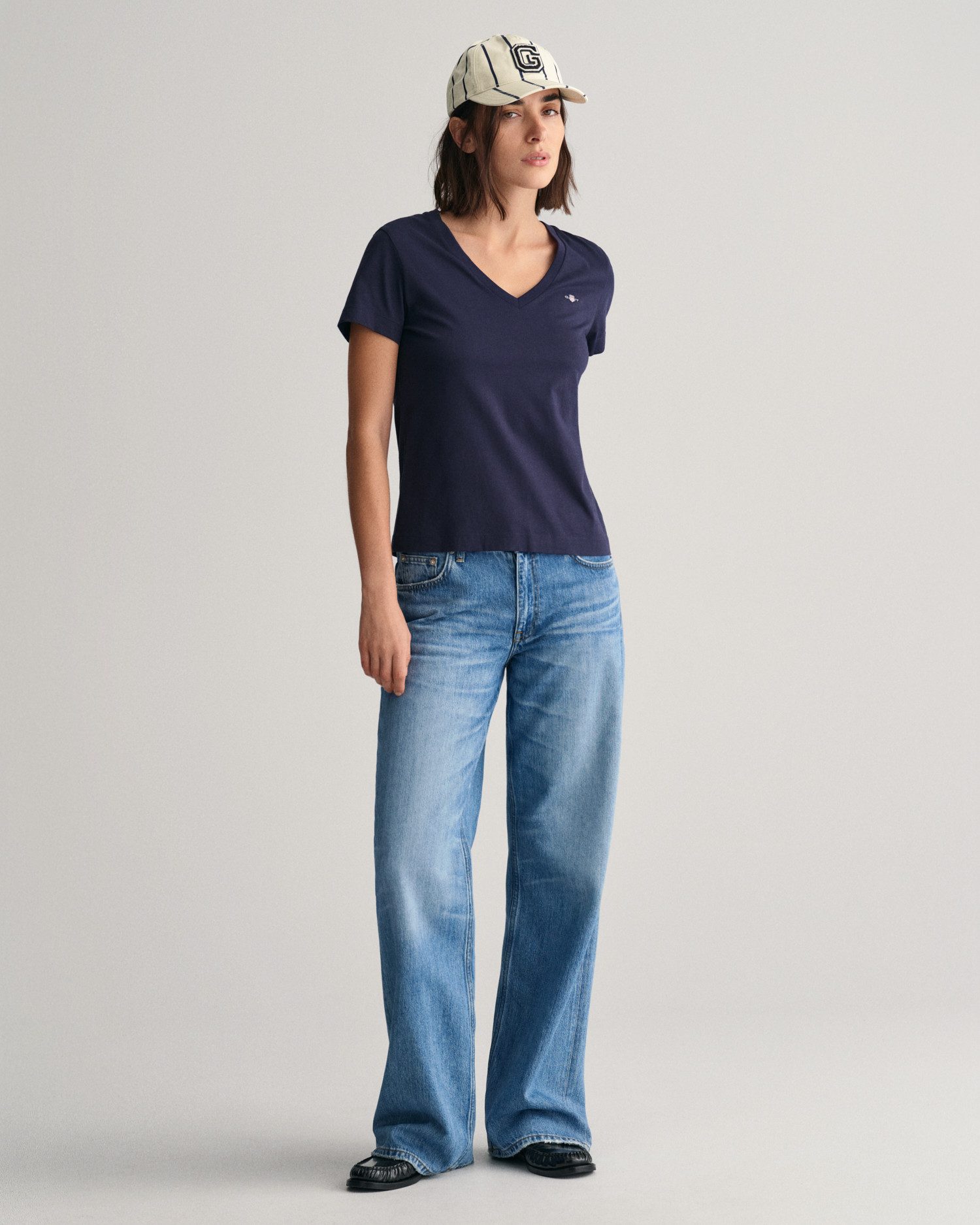 Gant T-shirt REG SHIELD KA V-NECK T-SHIRT met een klein geborduurd logo op de borst