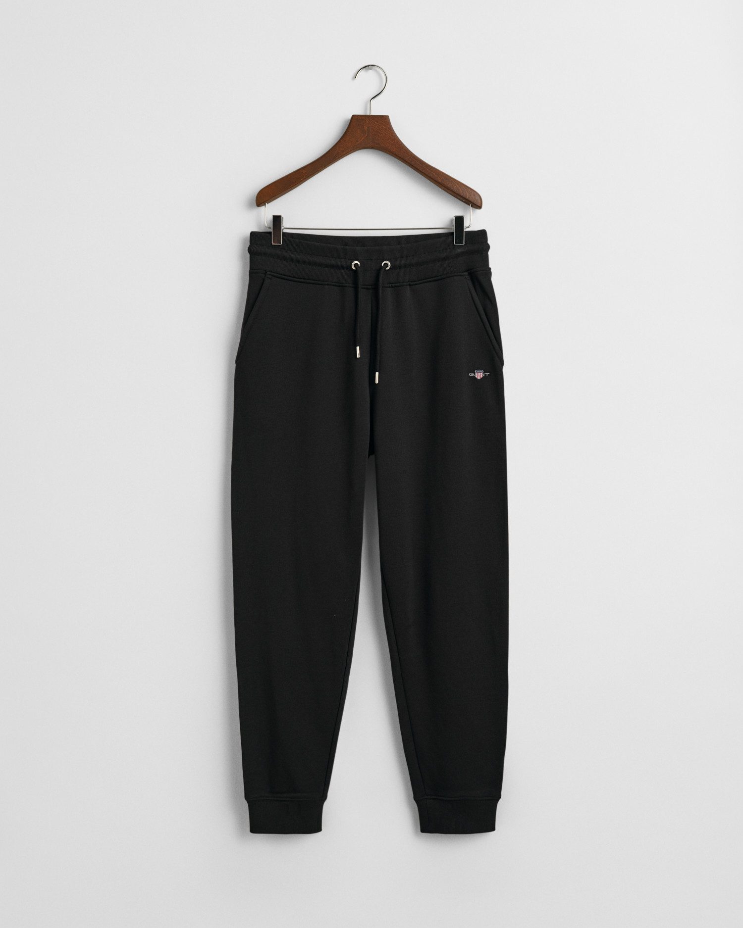 Gant Sweatbroek REG SHIELD SWEATPANTS met logo-borduurwerk onder de boord