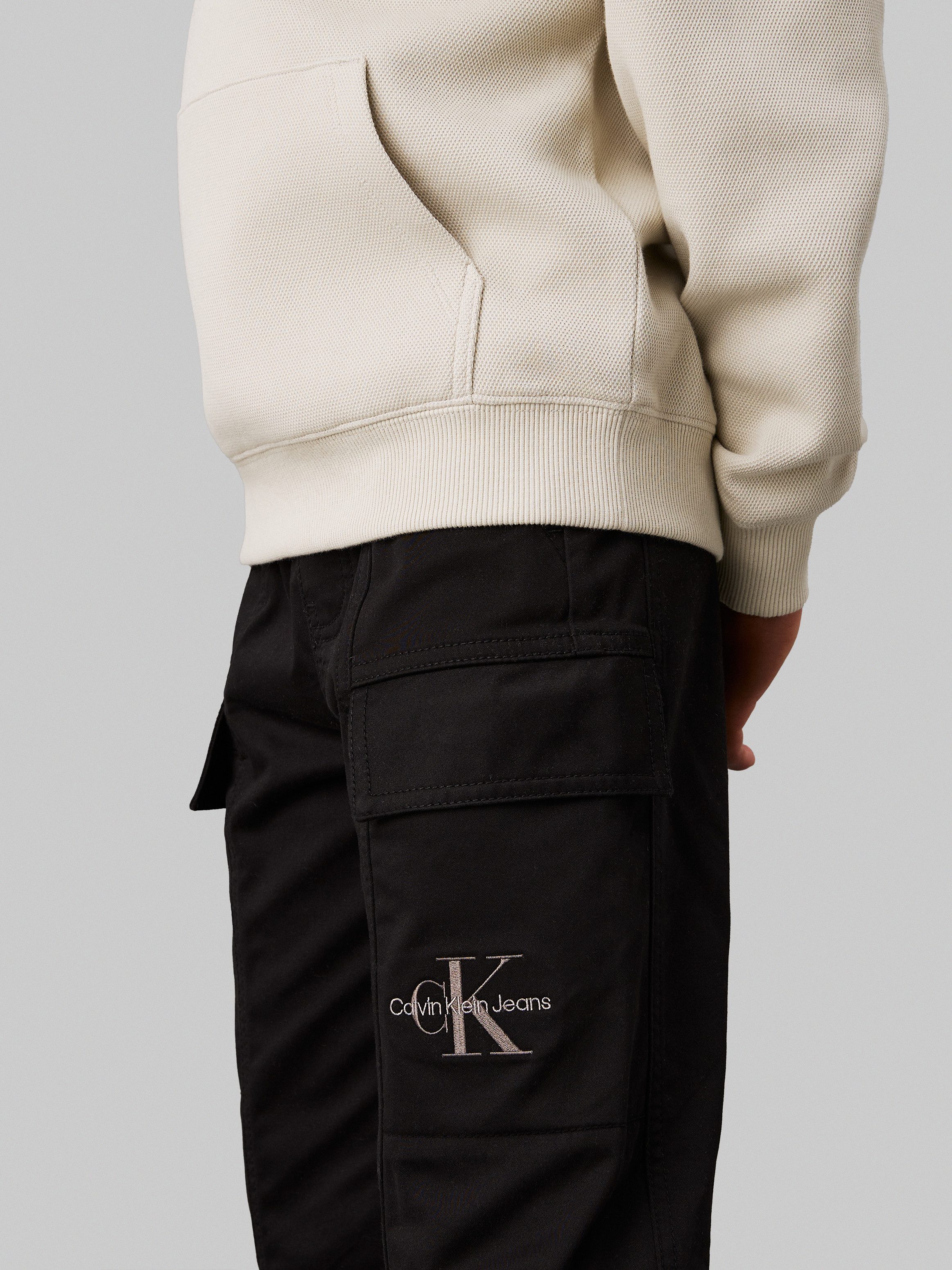 Calvin Klein Sweatbroek ESSENTIAL WOVEN CARGO PANTS voor kinderen tot 16 jaar met logo-print
