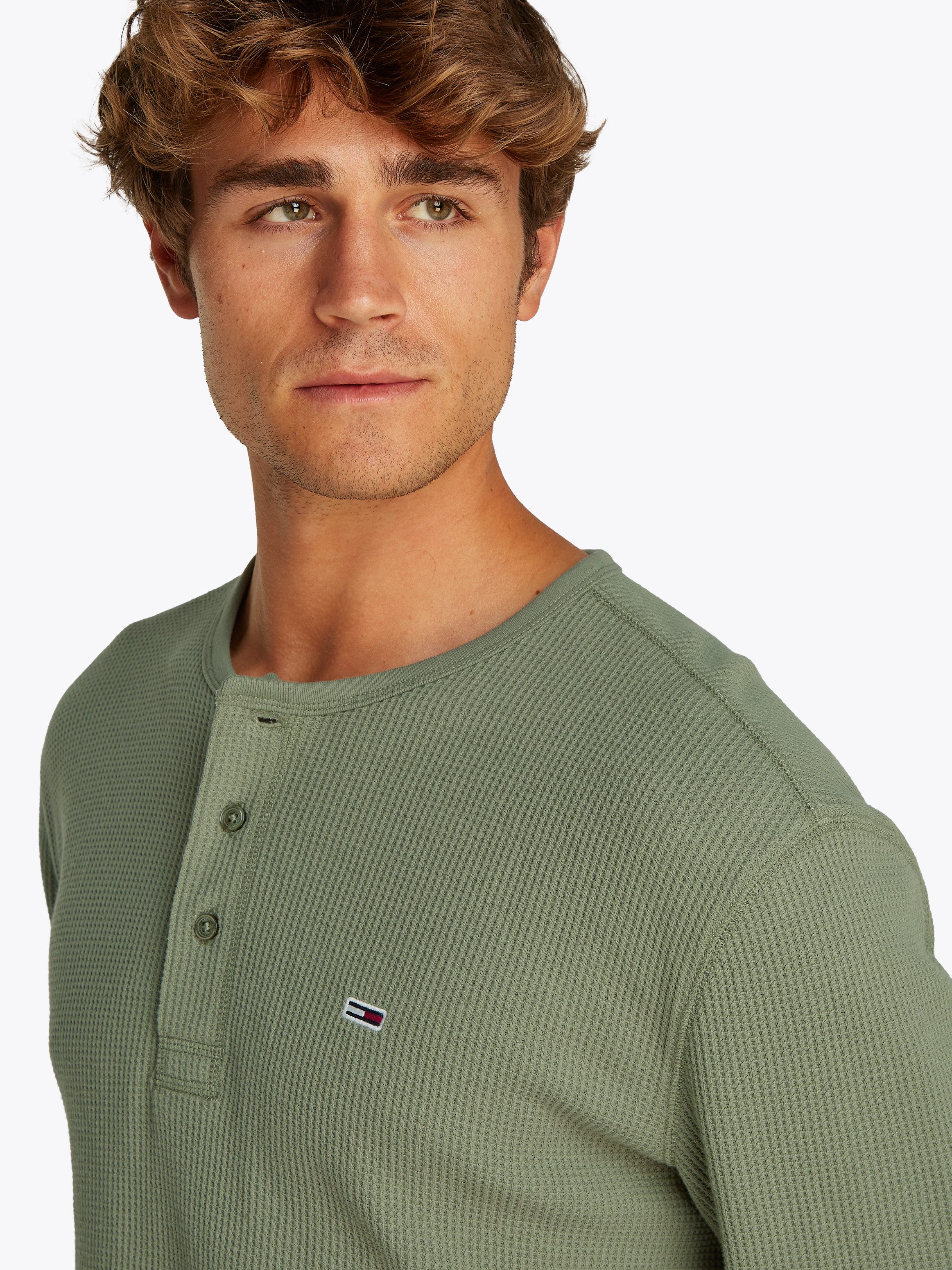 TOMMY JEANS Henleyshirt TJM REG WAFFLE HENLEY LS TEE