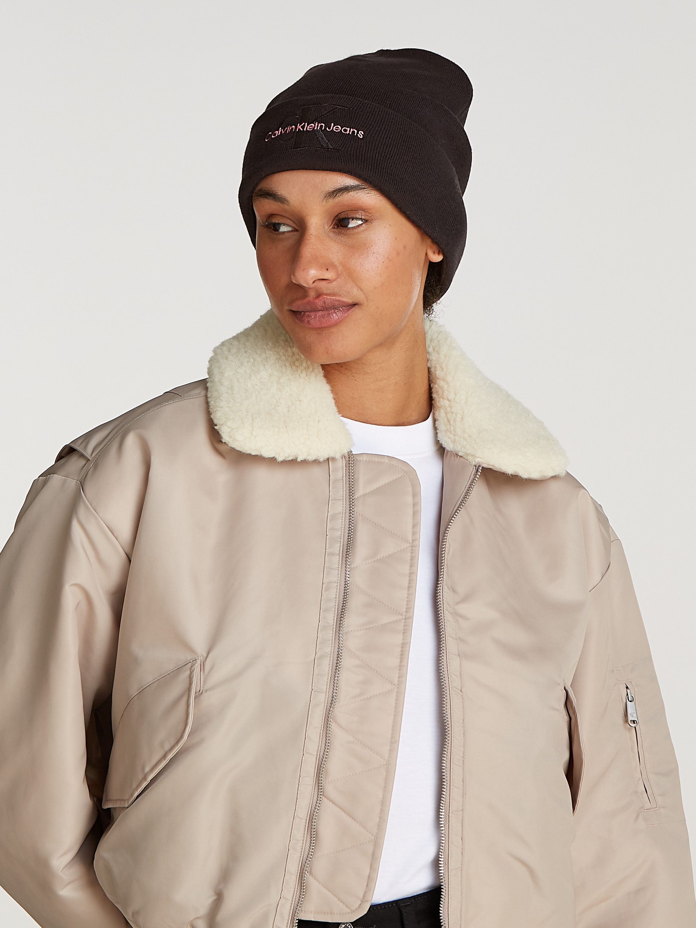 Calvin Klein Beanie MONOLOGO EMBRO BEANIE