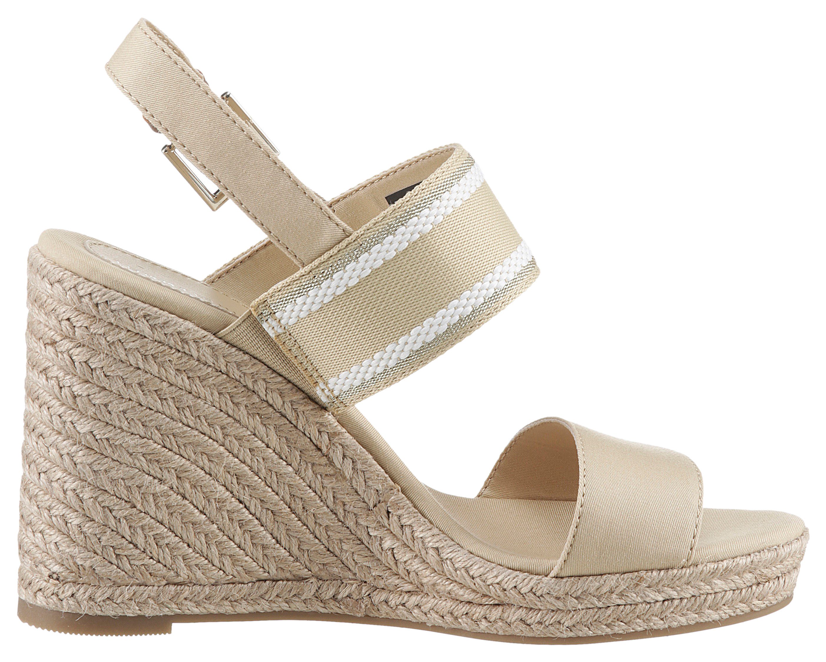 Tommy Hilfiger Sleehaksandaaltjes WEBBING HIGH WEDGE SANDAL , zomerschoen, sandaal, sleehak, met zij th-label