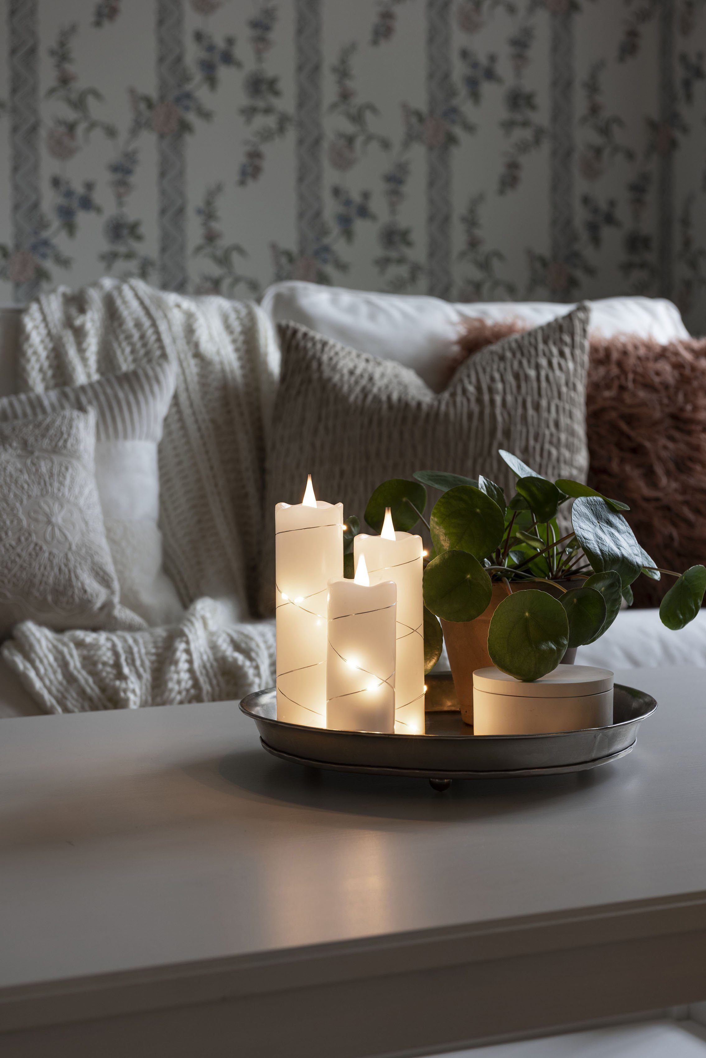 KONSTSMIDE Led-kaars Kerst versiering Ledkaars van echte was wit, met 3D vlam en zilverkleur. Draad omwikkeld (1-delig)