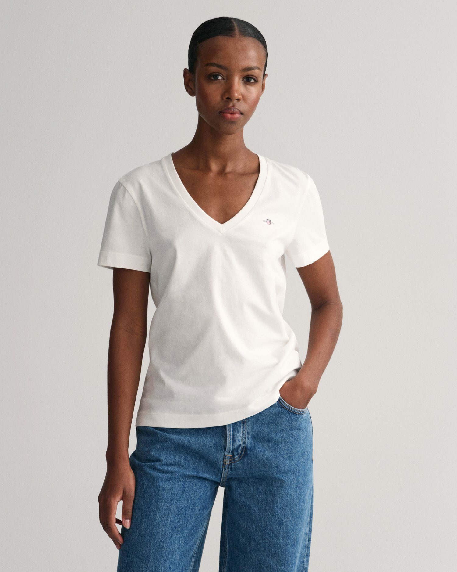 Gant T-shirt REG SHIELD KA V-NECK T-SHIRT met een klein geborduurd logo op de borst