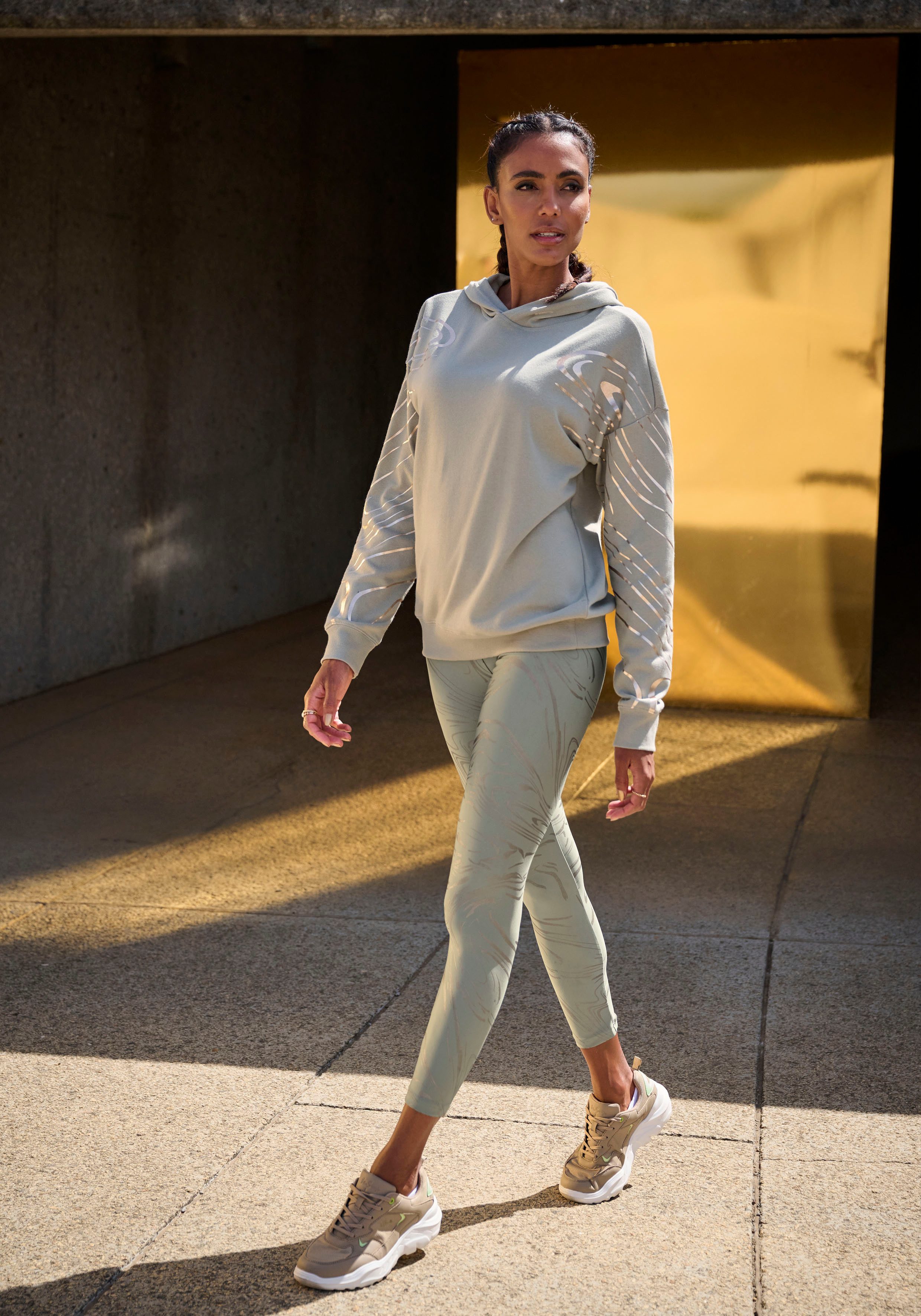 active by Lascana Functionele legging Sportleggings met glanzende print en 3D-tekst