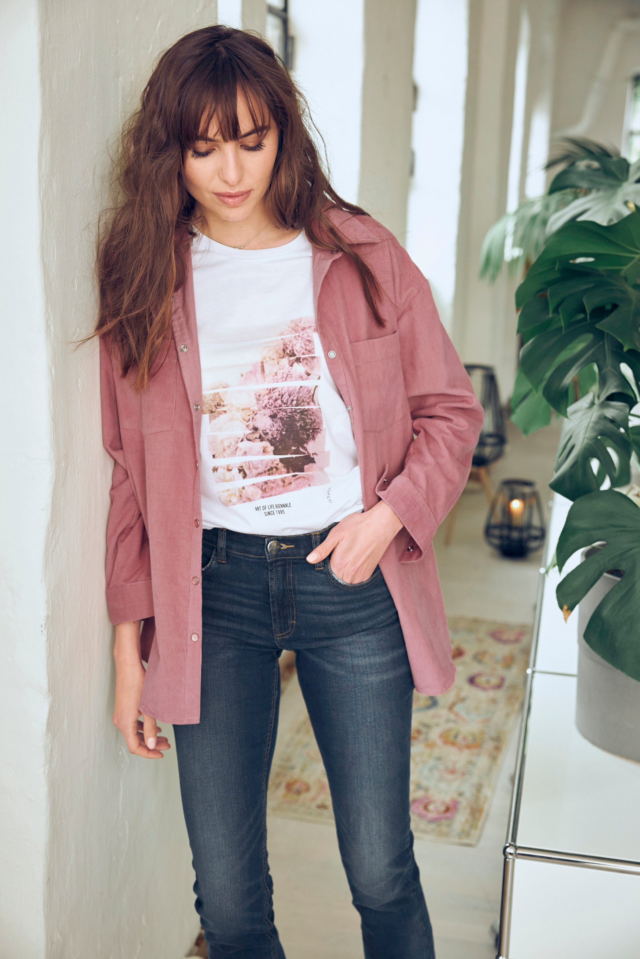 Aniston CASUAL Bootcut jeans trendy wassing ij de iets gerafelde voetzoom