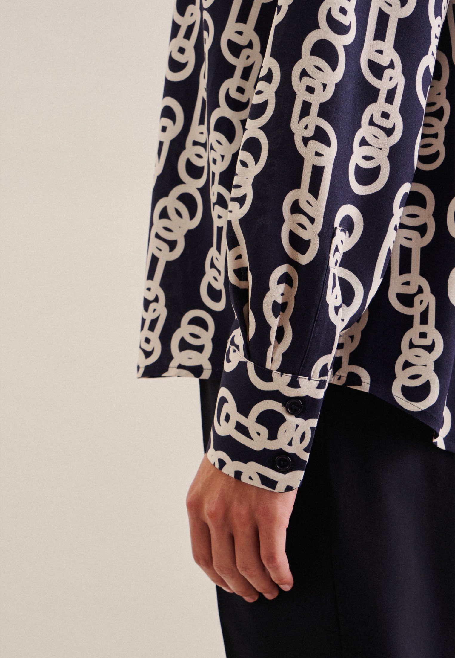 seidensticker Overhemdblouse Zwarte roos Lange mouwen kraag kettingenprint