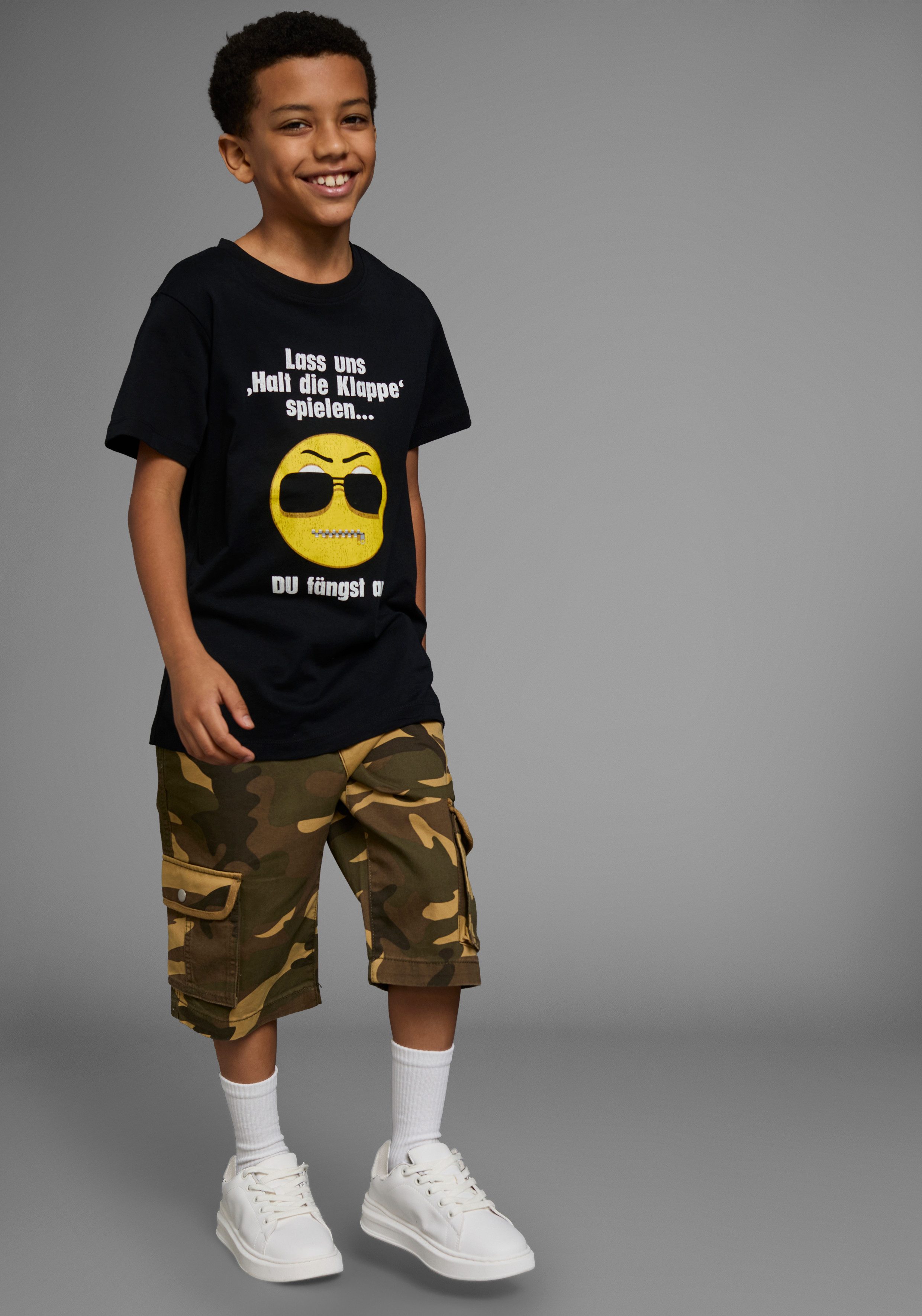 KIDSWORLD T-shirt Met spreuk: LASS UNS: HALT DIE KLAPPEN! SPELEN Korte mouwen, basic pasvorm, met trendy statements en slogans