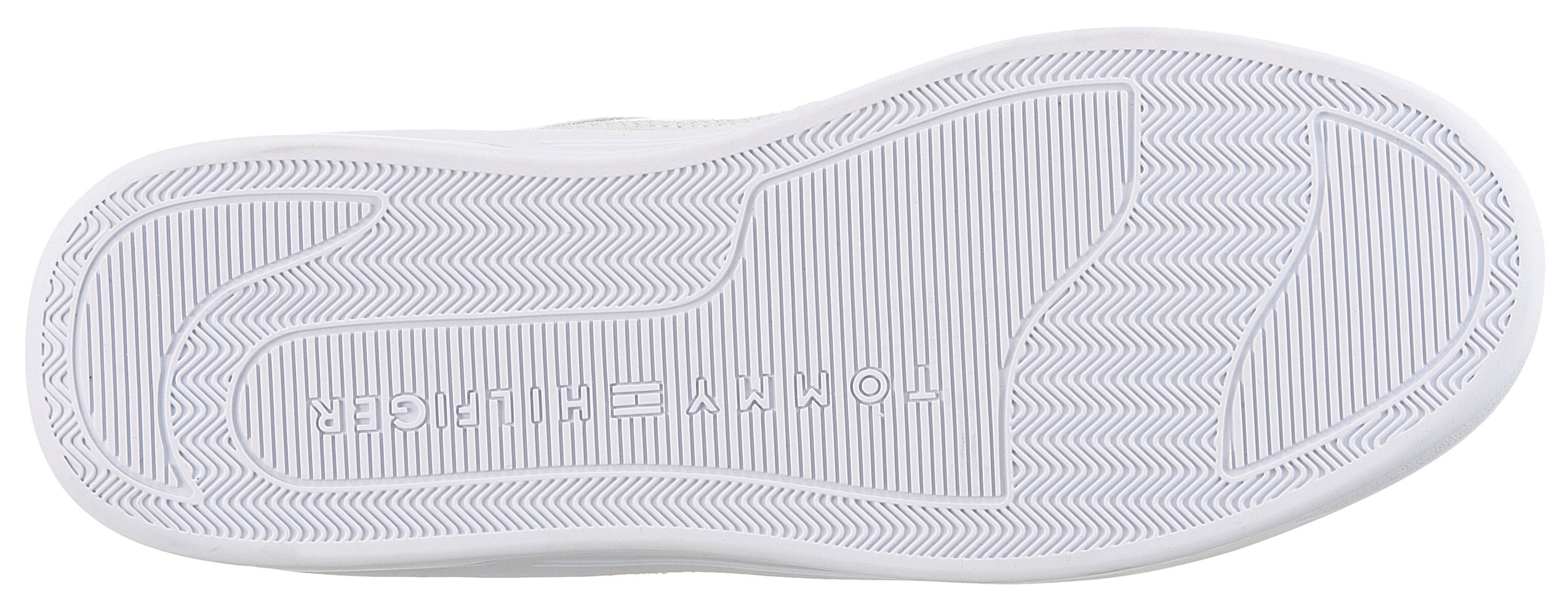 Tommy Hilfiger Plateausneakers ESSENT BASKET SNEAKER METALLIC vrijetijdsschoen, lage schoen, veterschoen met zijlogo-vlag