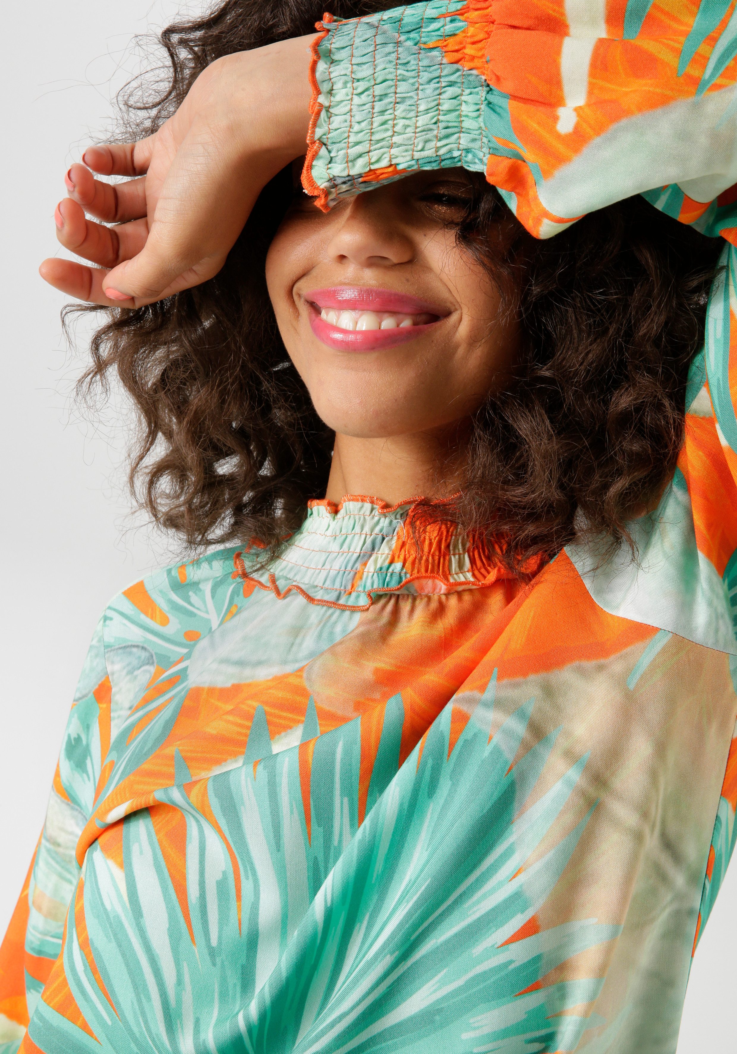 Aniston CASUAL Blouse zonder sluiting met grootvlak bladerenprint in batikdesign