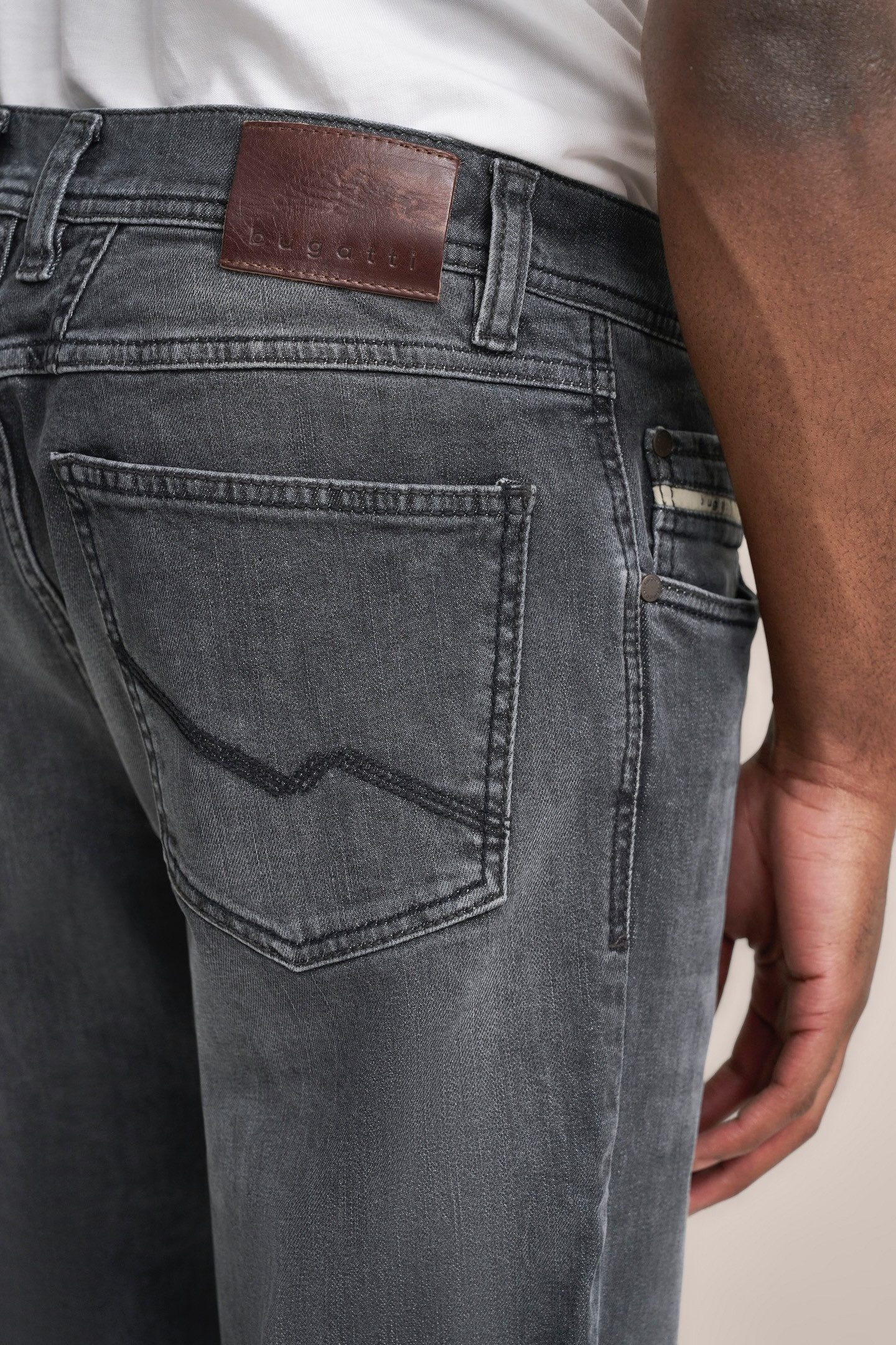 Bugatti 5-pocket jeans met een lichte used-look