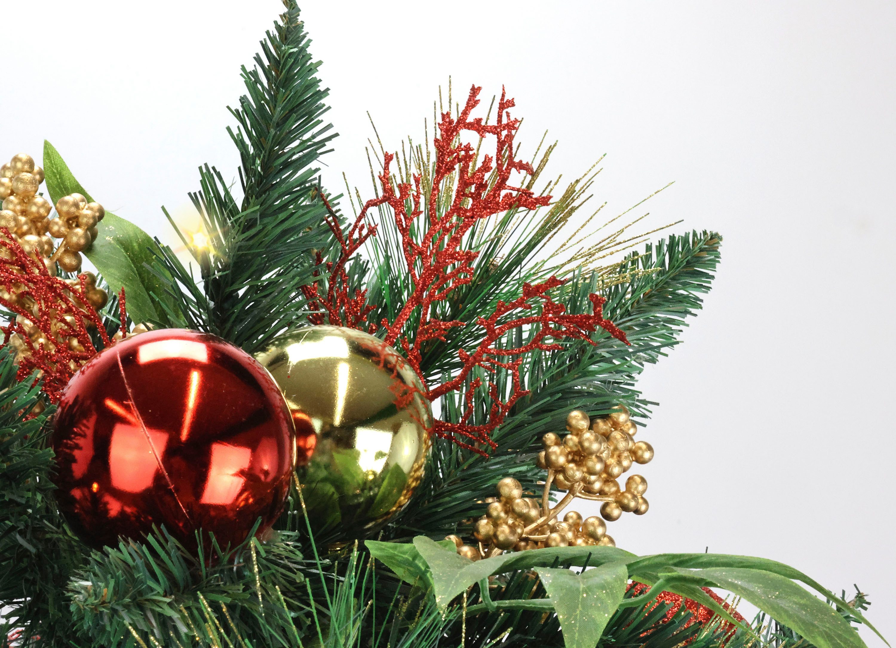 I.GE.A. Kunstkerstboom Gedecoreerde dennenboom met LED-licht in een beker Gedecoreerd met kerstballen kunstkerstboom kerstdecoratie (1 stuk)
