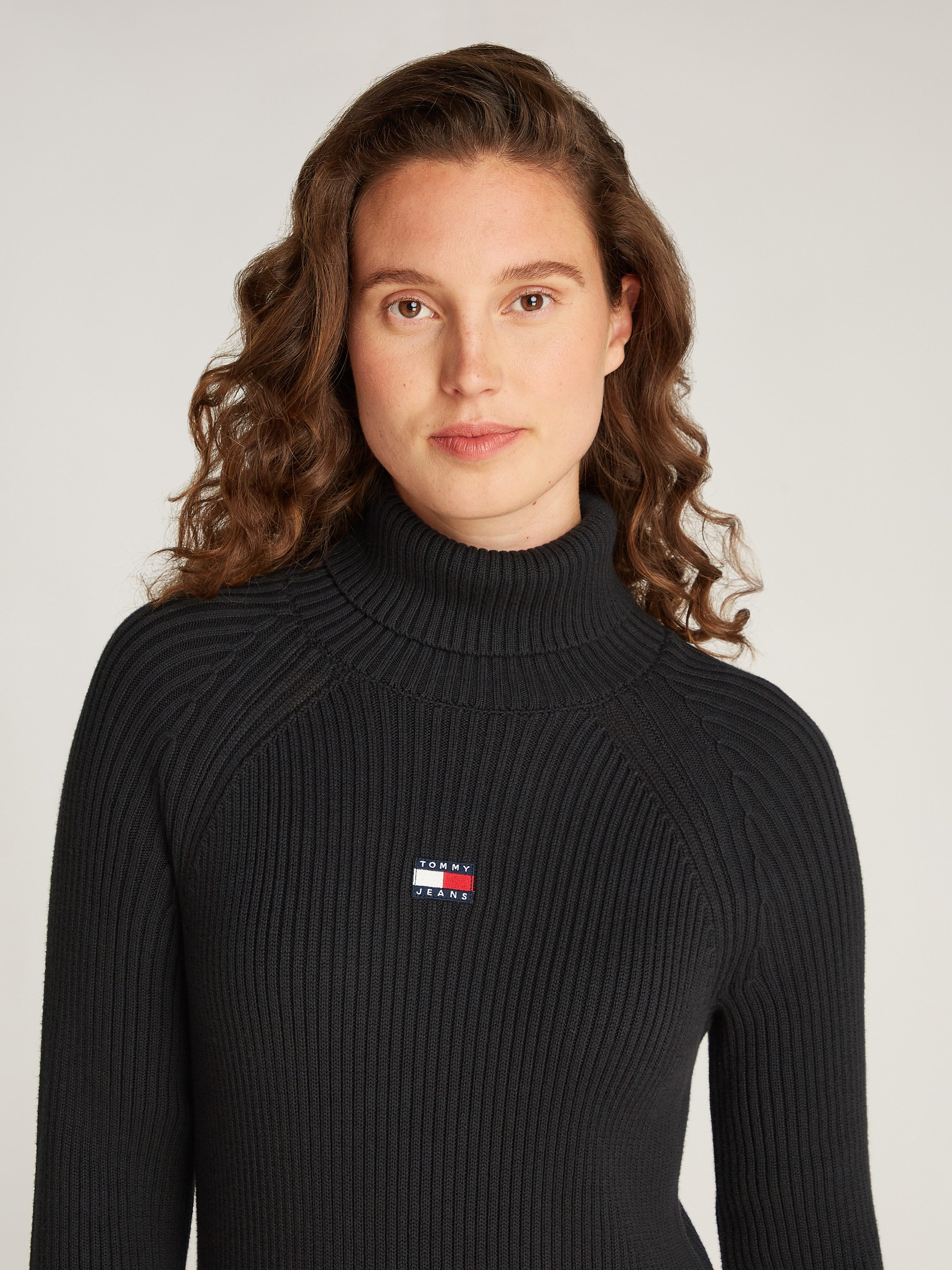 TOMMY JEANS Gebreide jurk TJW MOCKNECK BADGE SWEATER DRESS