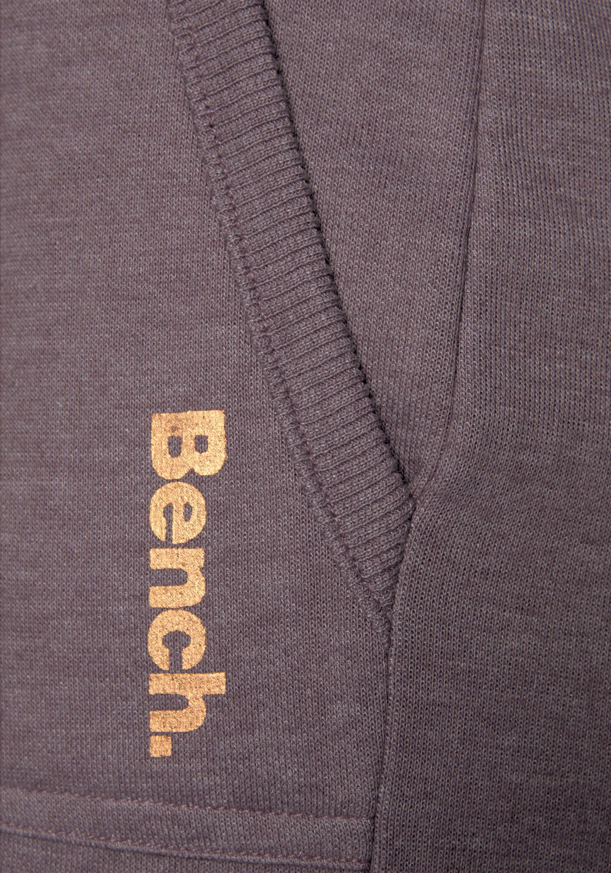 Bench. Loungewear Bermuda met opgerolde pijpzomen en zijzakken, loungewear