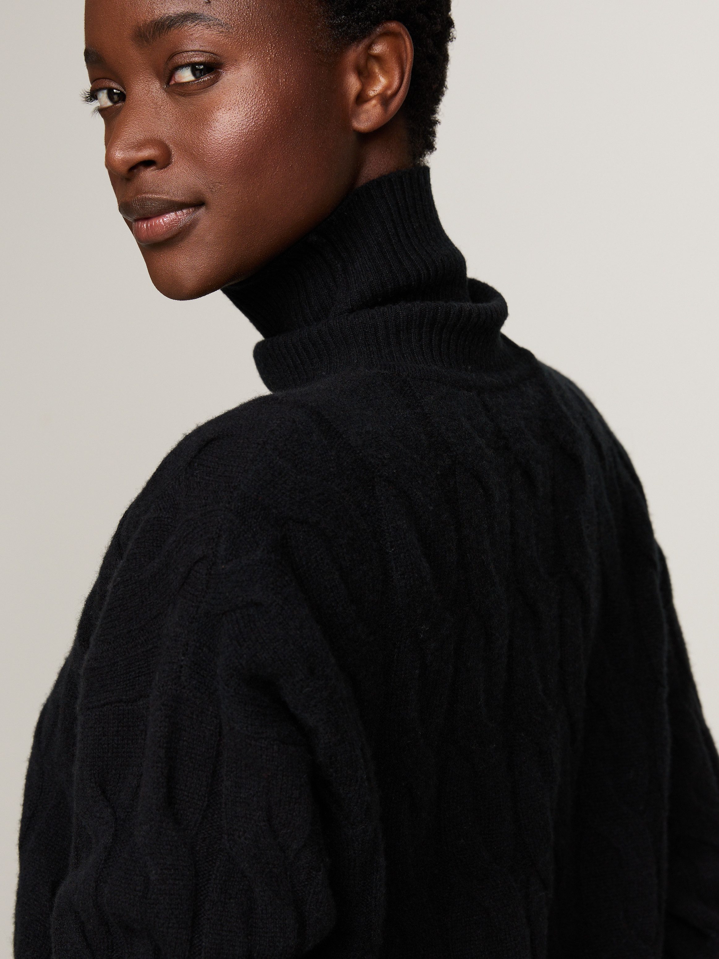 Tommy Hilfiger Coltrui SOFT WOOL CABLE ROLL-NK SWEATER met logoborduring allover kabelpatroon rolkraag 100% wol