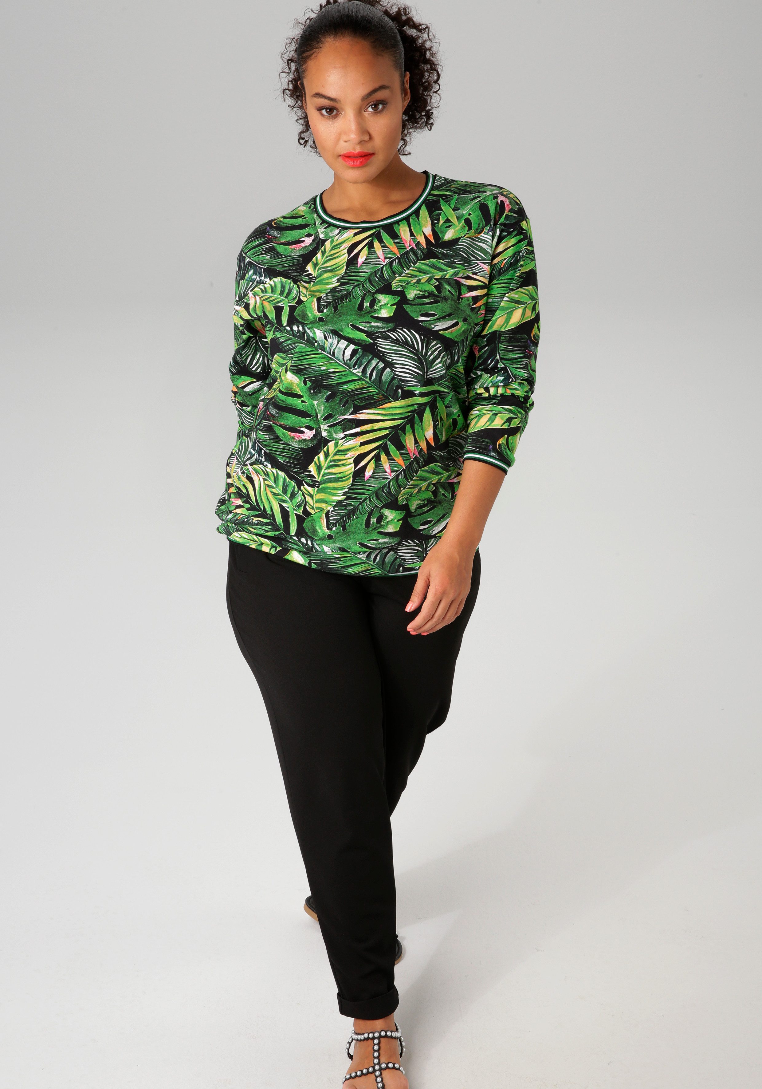 Aniston PLUS Sweatshirt met kleurrijke, tropische bladeren bedrukt - nieuwe collectie