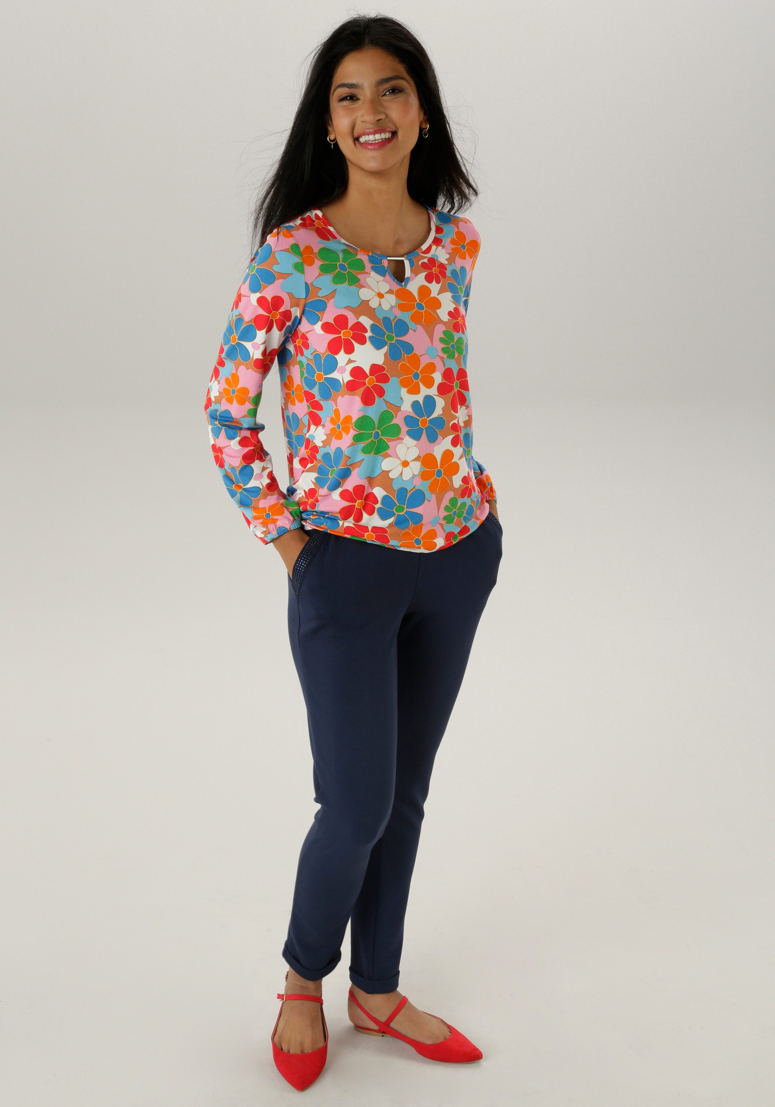 Aniston SELECTED Shirt met lange mouwen met cut-out en kleurrijke bloemenprint - nieuwe collectie