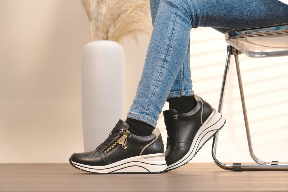 Remonte Sneakers met sleehak , vrijetijdsschoen, lage schoen, veterschoen met goudkleurige logo-hanger