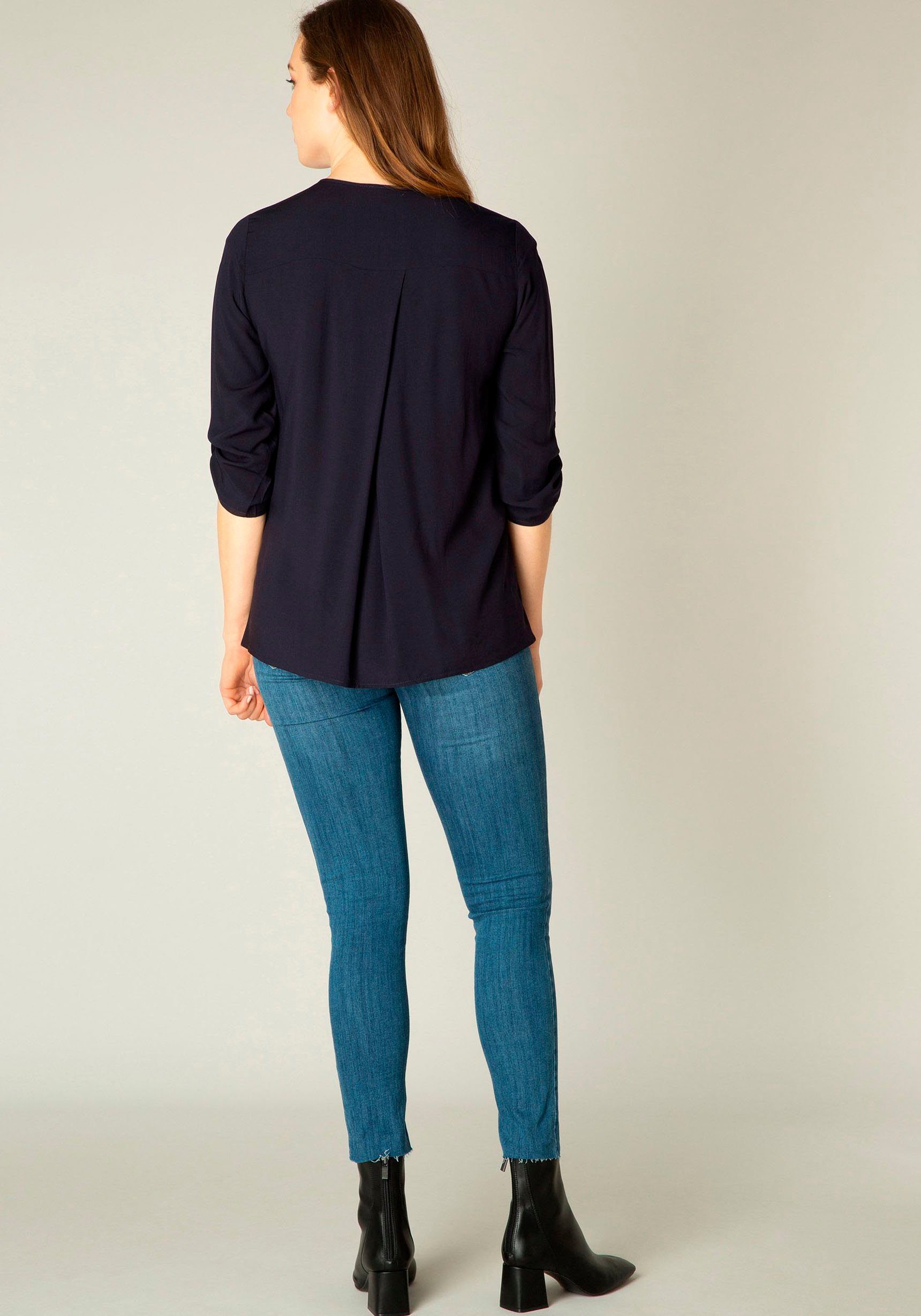 Base Level Shirtblouse met v-hals