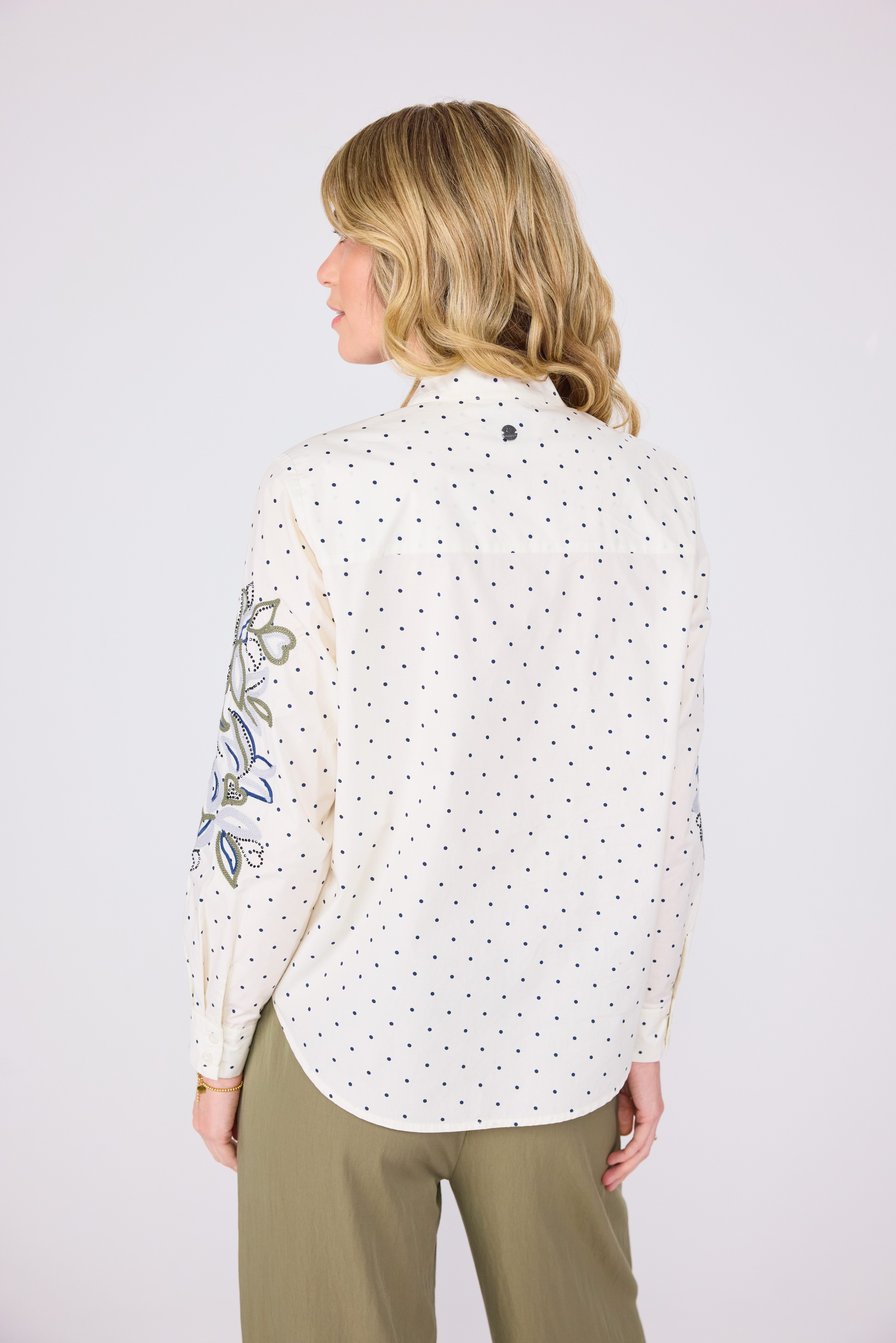 Lieblingsstück Blouse zonder sluiting RymL met borduursel op de mouw