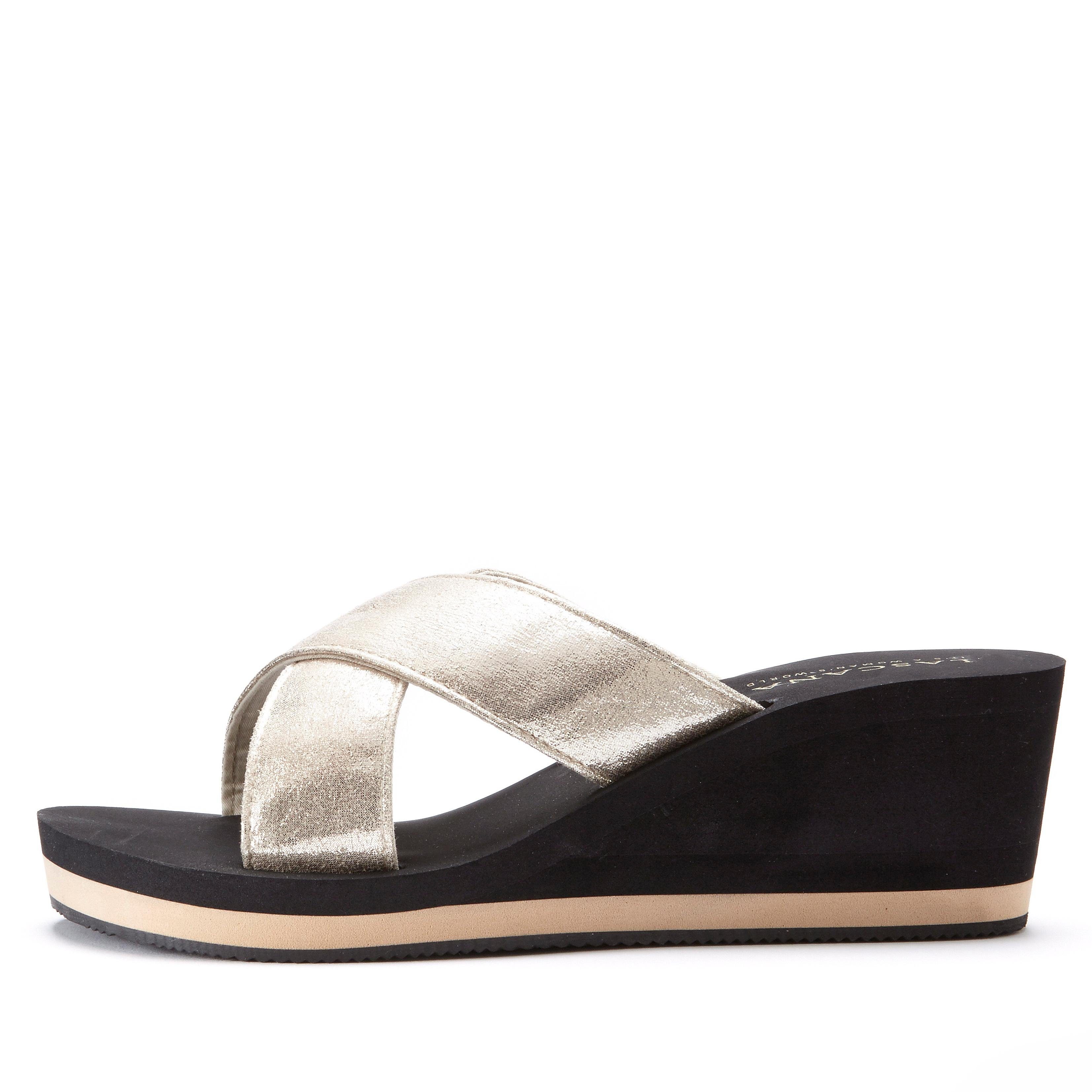 Lascana Badslippers Sandaal, pantoletten, badschoen met sleehak en metallic-look VEGAN