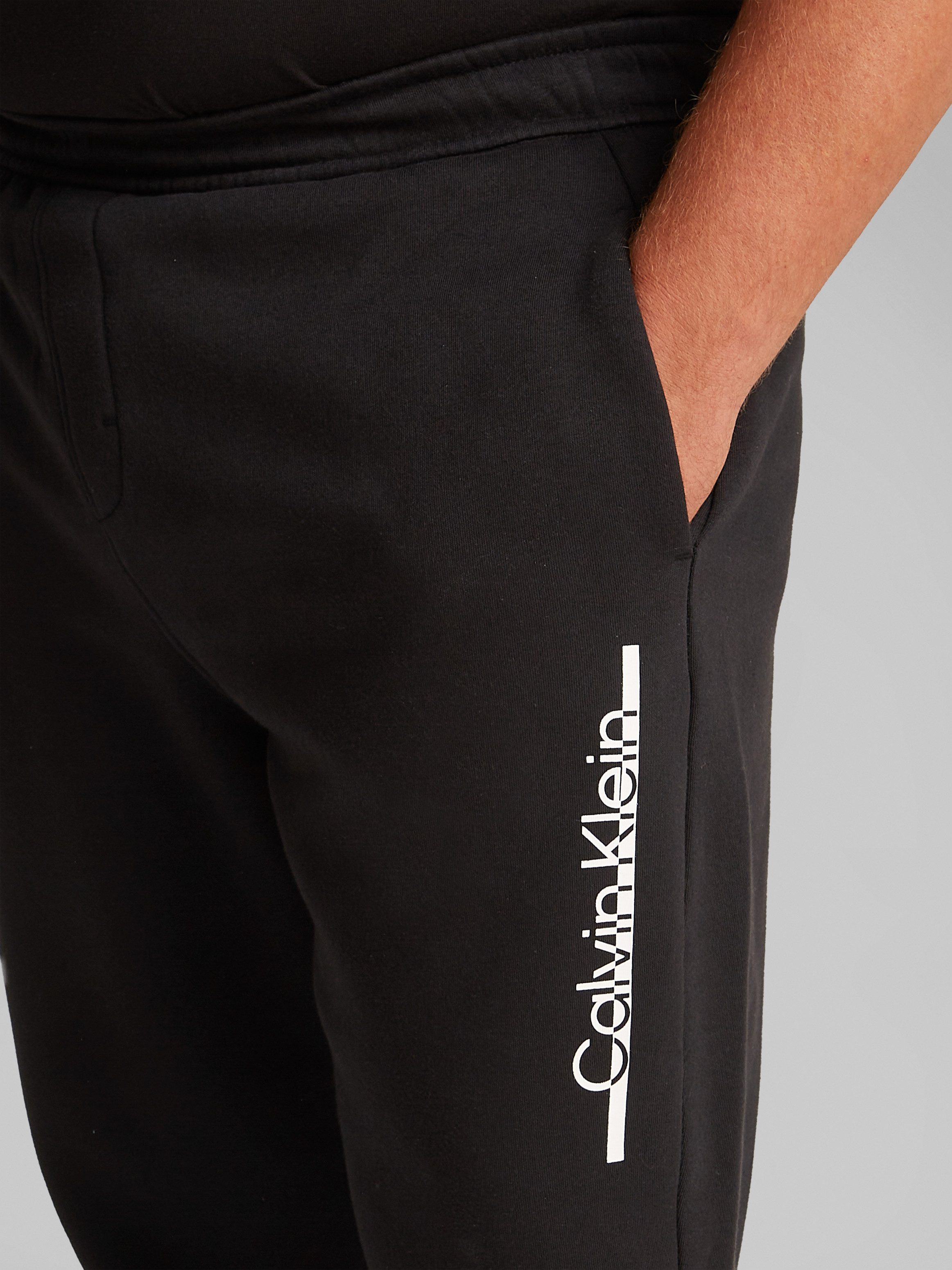Calvin Klein Joggingbroek BT_SPLIT LINE LOGO JOGGER in grote maten met logoprint