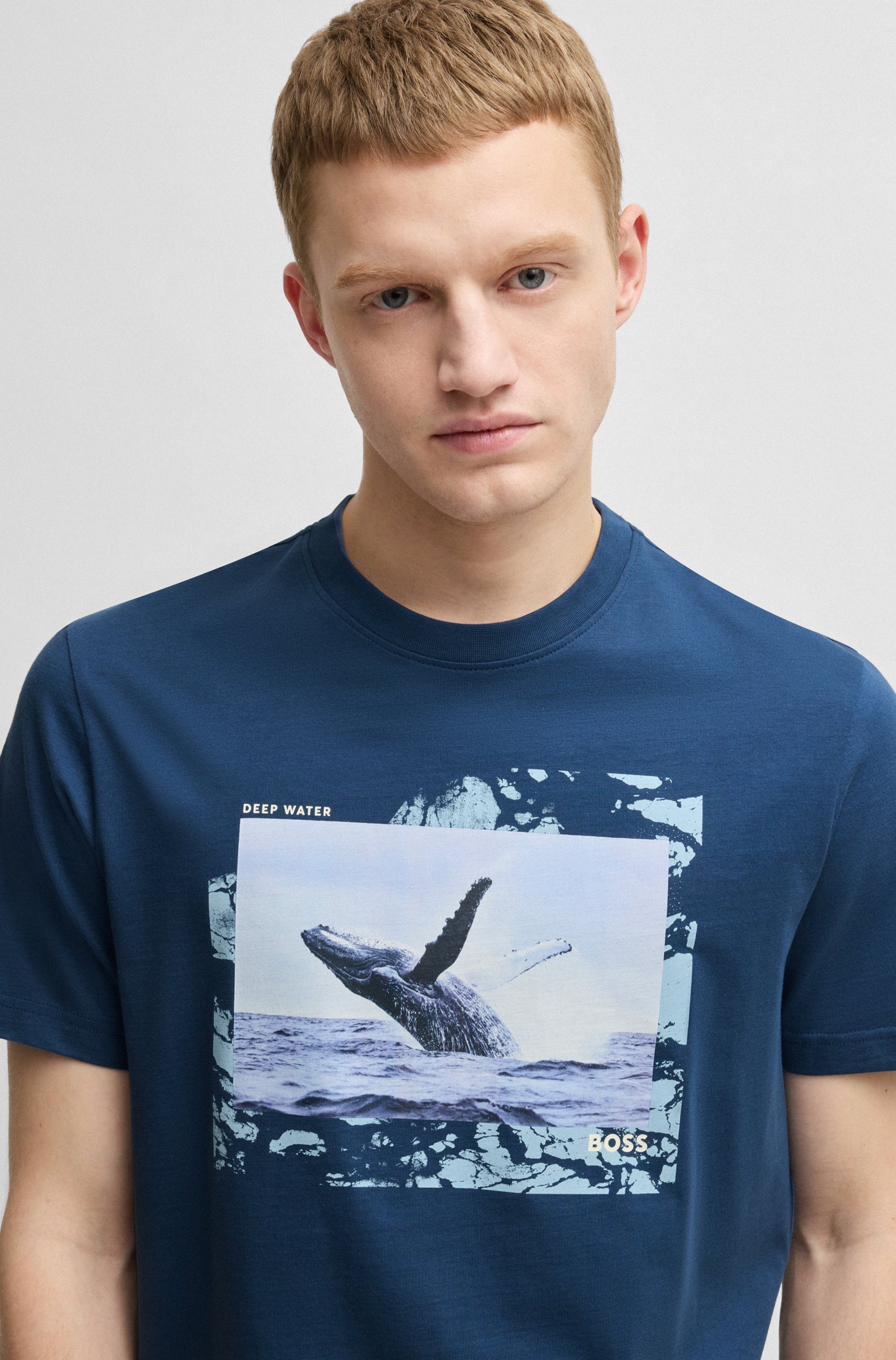 Boss Orange T-shirt Te Dunetrace met grote fotoprint