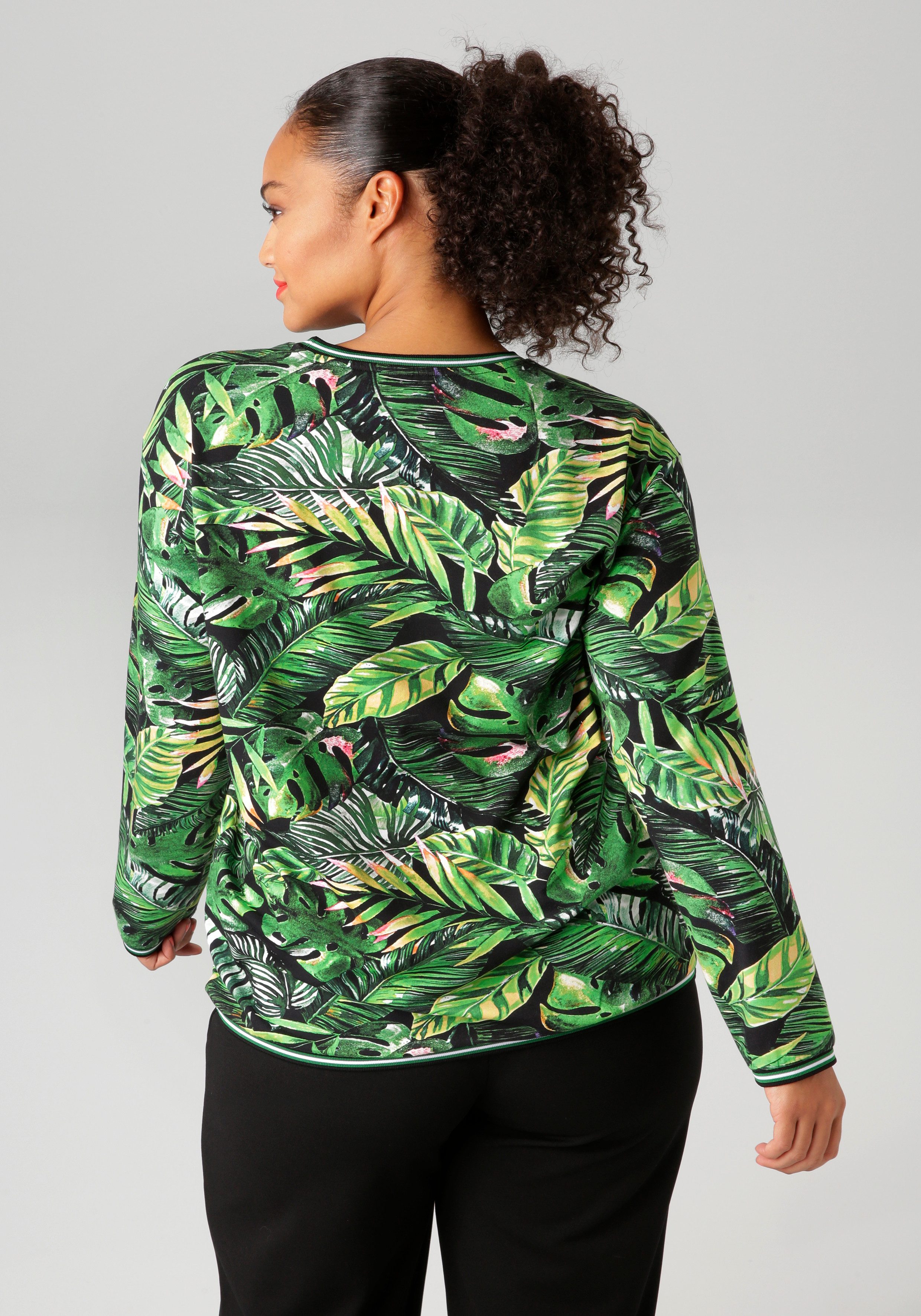 Aniston PLUS Sweatshirt met kleurrijke, tropische bladeren bedrukt - nieuwe collectie