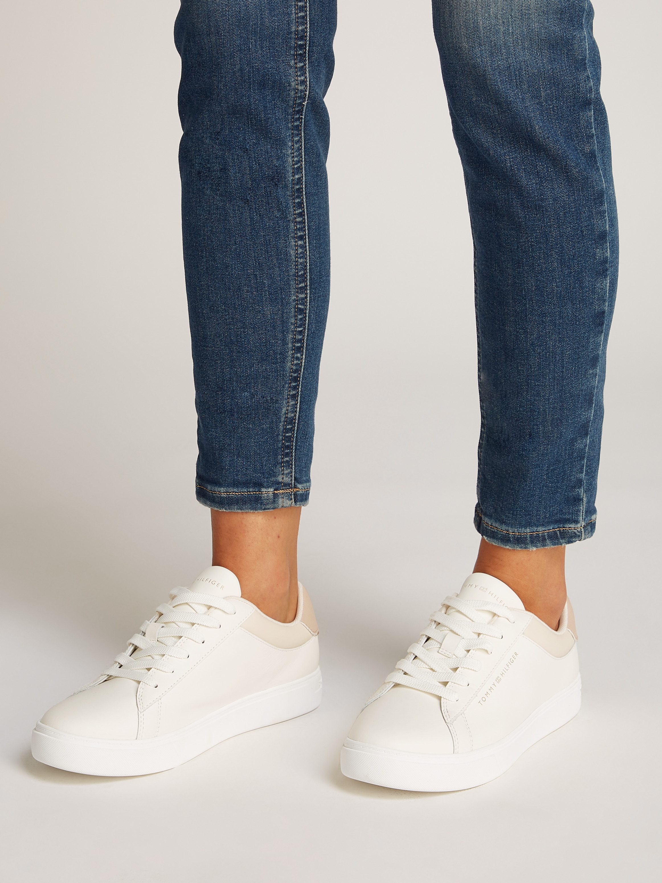 Tommy Hilfiger Plateausneakers ESSENTIAL COURT SNEAKER , vrijetijdsschoen, lage schoen, veterschoen met logo-opdruk