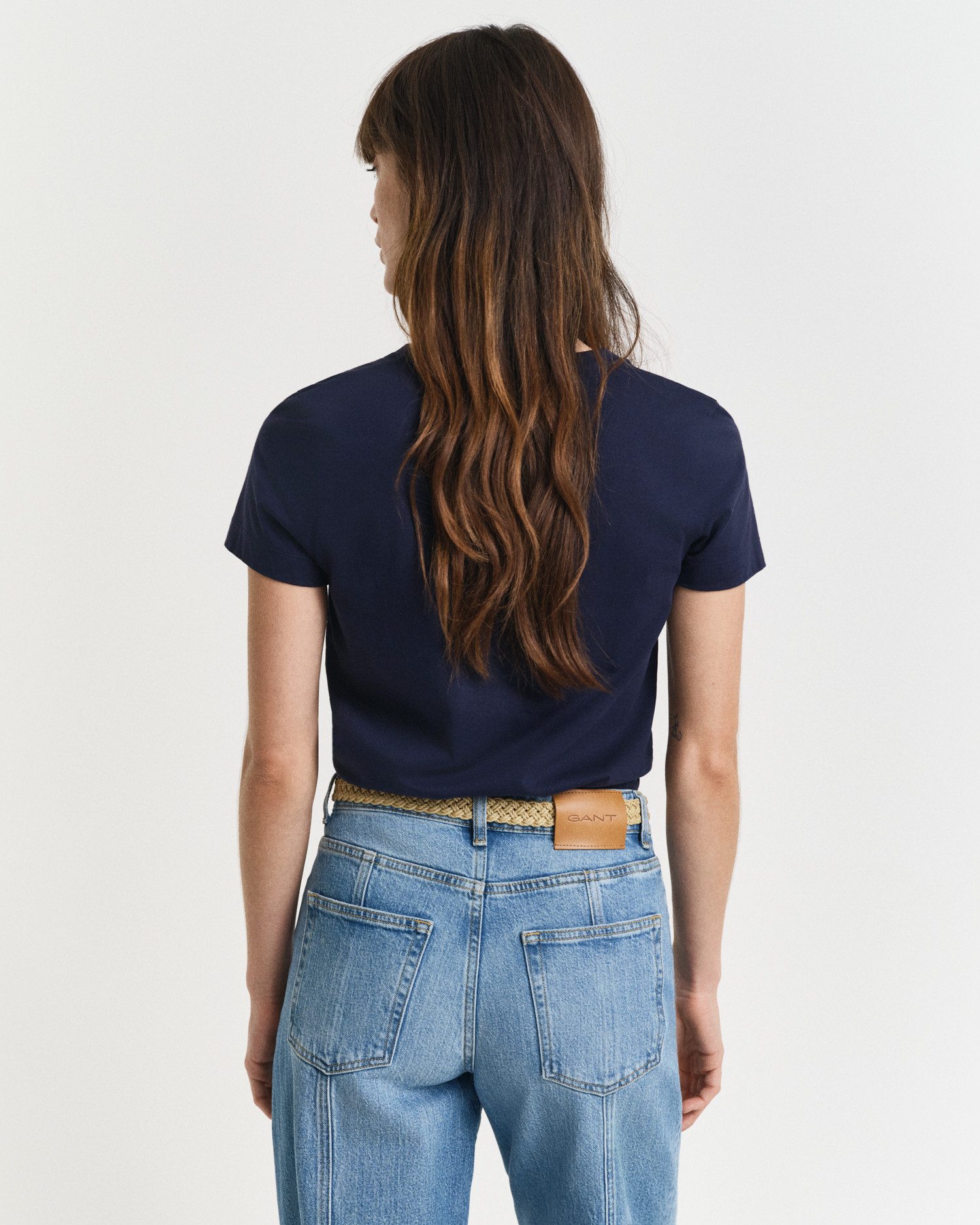 Gant T-shirt REG SHIELD KA V-NECK T-SHIRT met een klein geborduurd logo op de borst