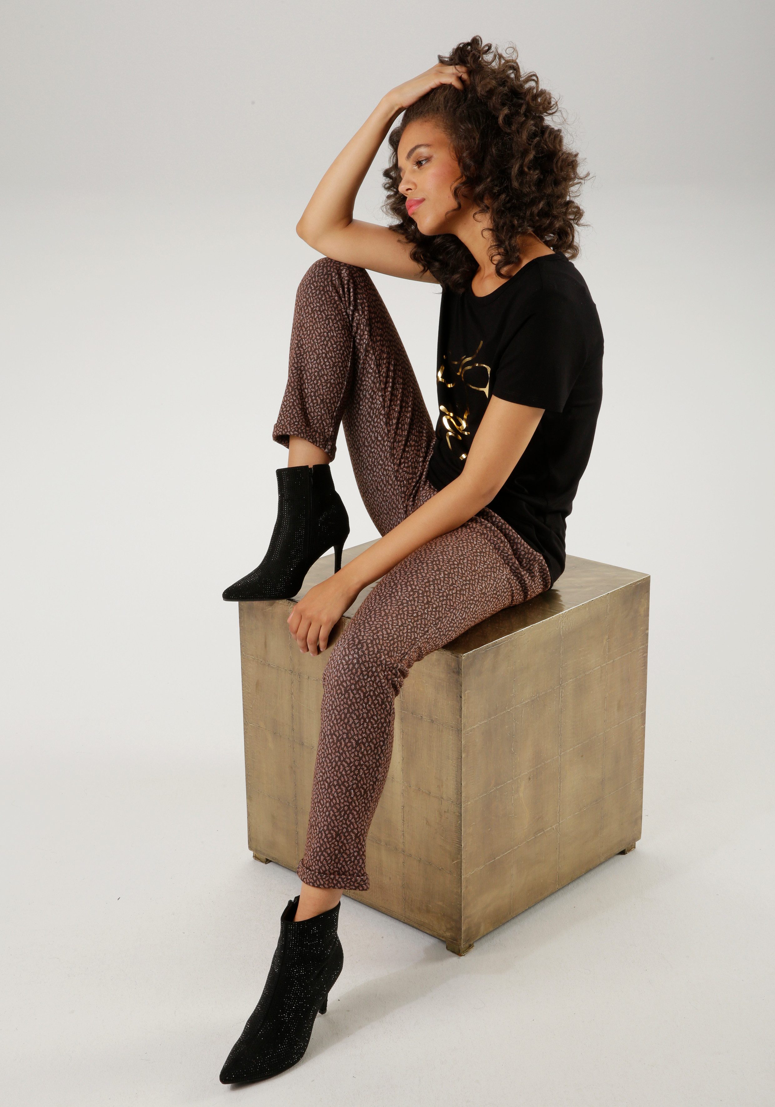 Aniston CASUAL Comfortbroek met glitterdraden versierde alloverprint