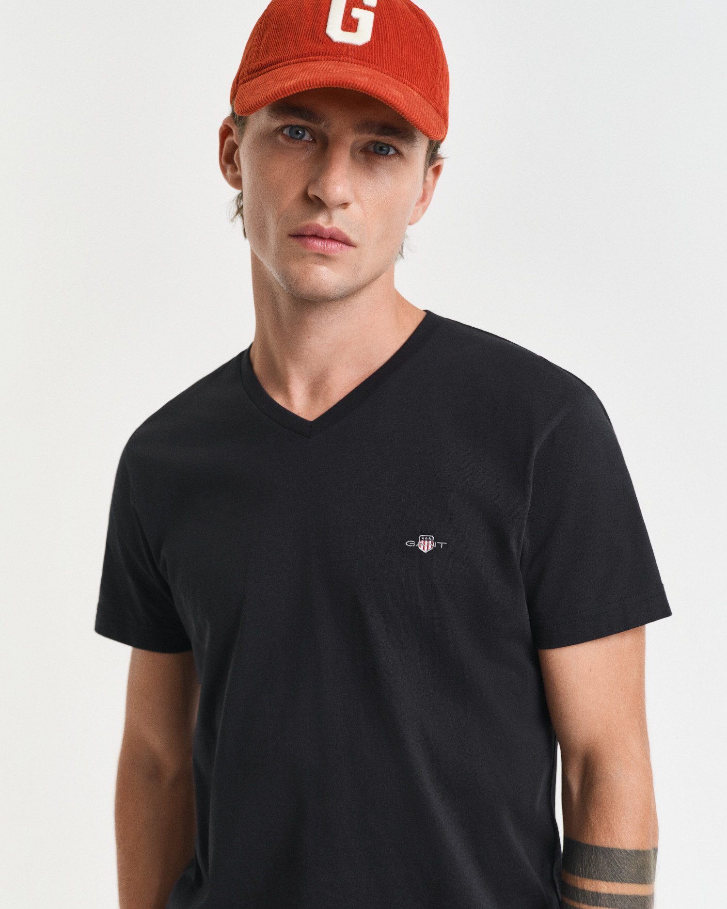 Gant T-shirt SLIM SHIELD V-NECK T-SHIRT met een klein geborduurd logo op de borst