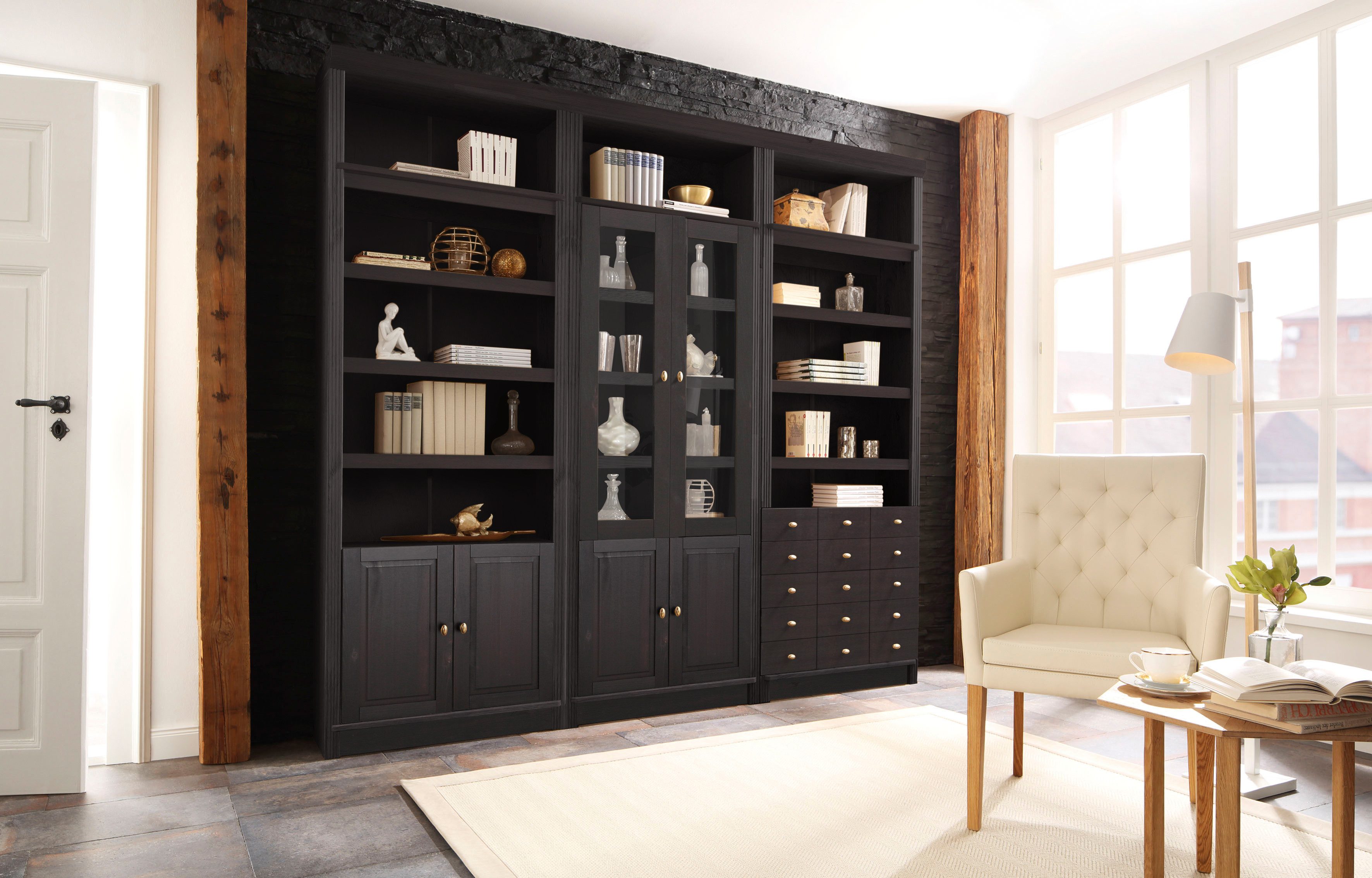 Home affaire Boekenkast Soeren van massief grenen, hoogte 220 cm, met 2 houten deuren, veel bergruimte
