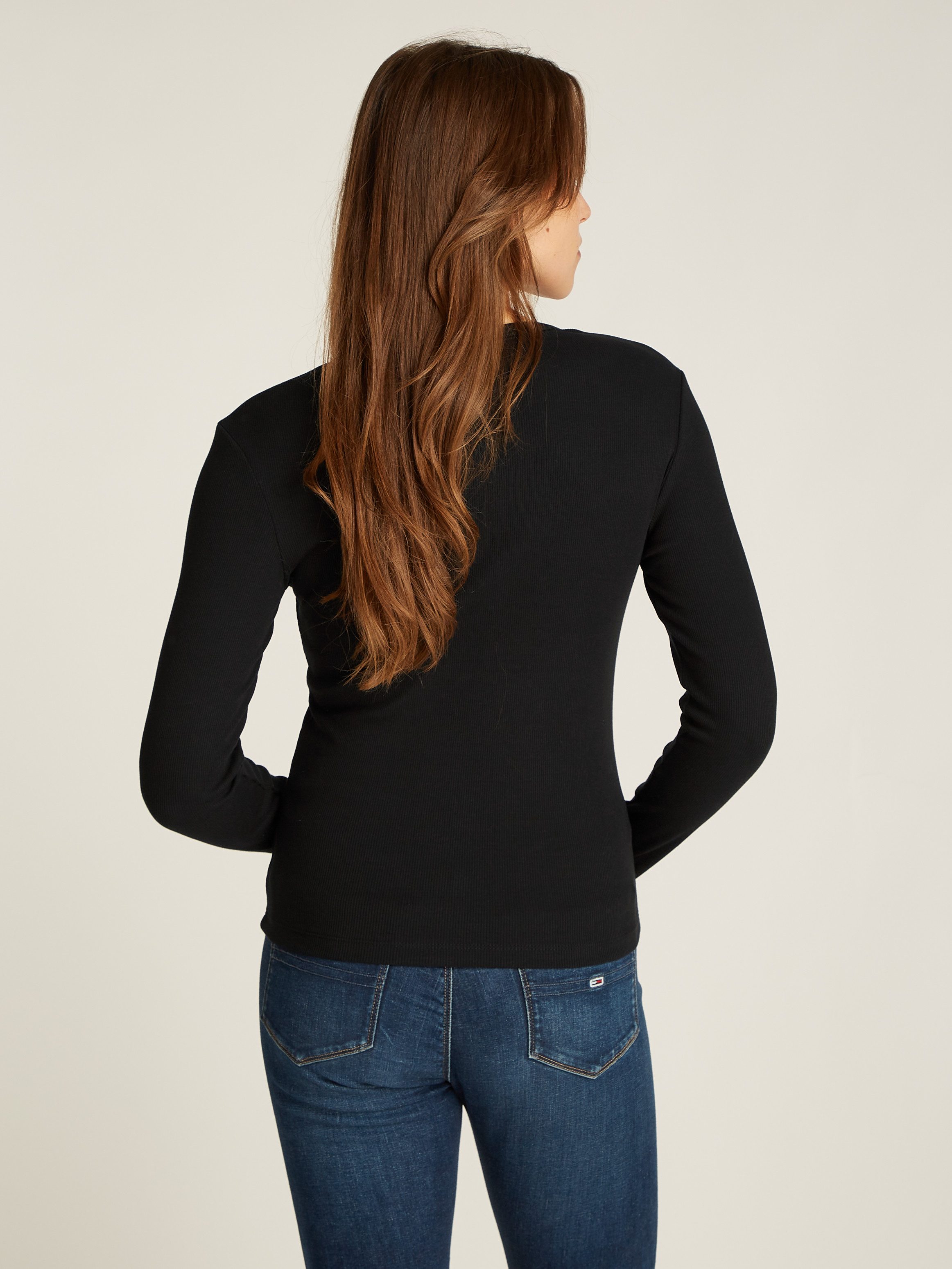 Tommy Jeans Curve Shirt met lange mouwen TJW SLIM LS BADGE TEE EXT in grote maten badge lange mouw