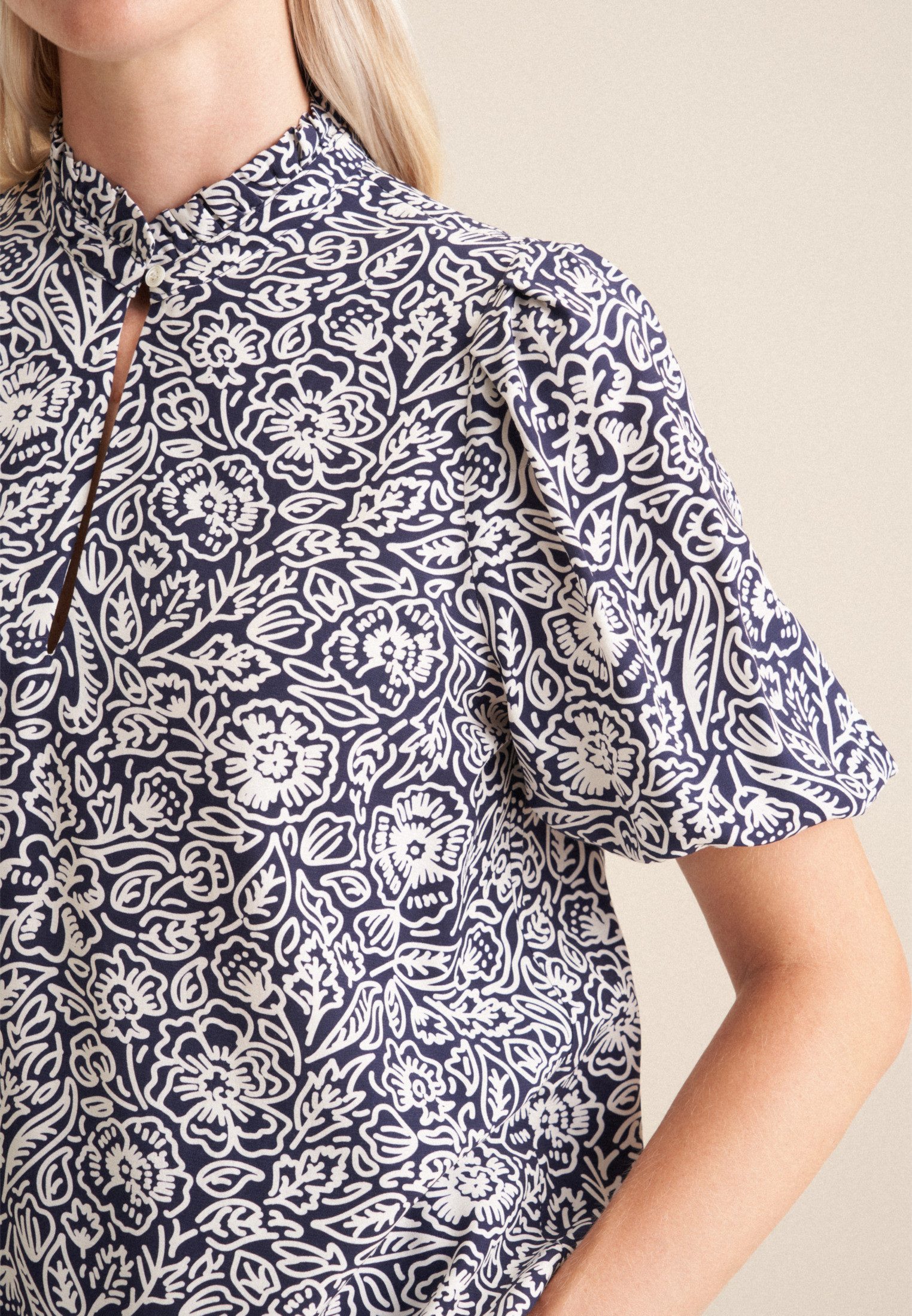 seidensticker Shirtblouse Zwarte roos Korte mouwen ronde hals in bloemmotief
