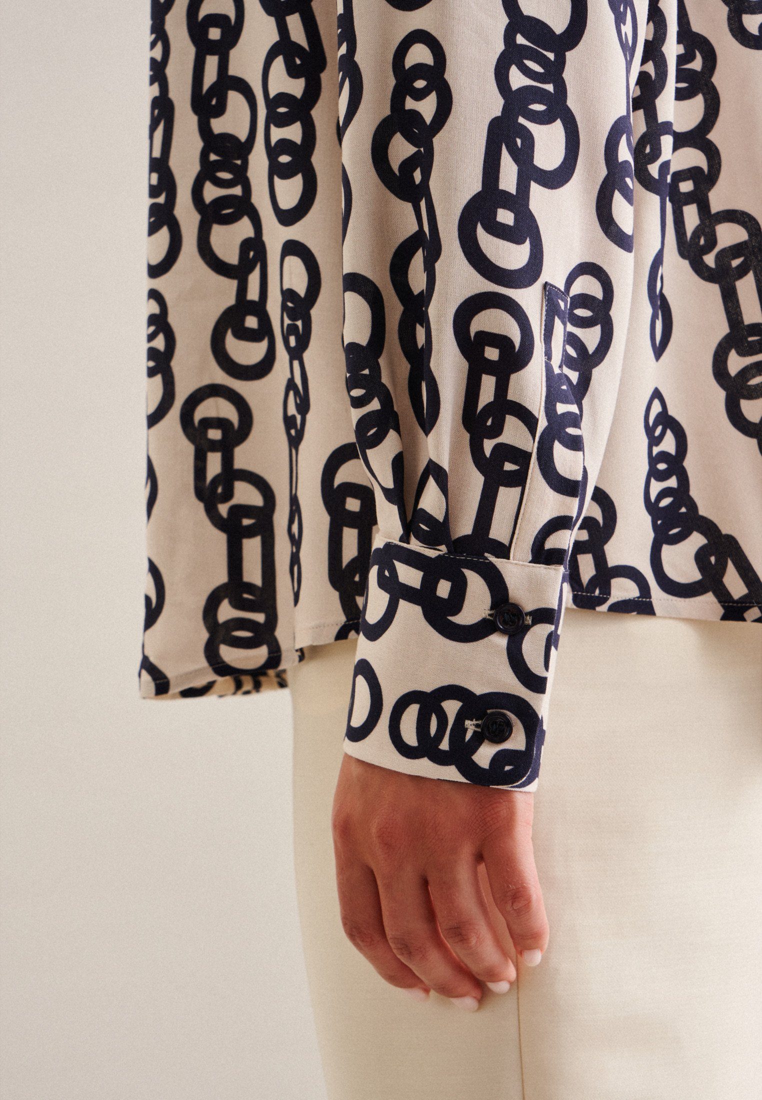 seidensticker Overhemdblouse Zwarte roos Lange mouwen kraag kettingenprint