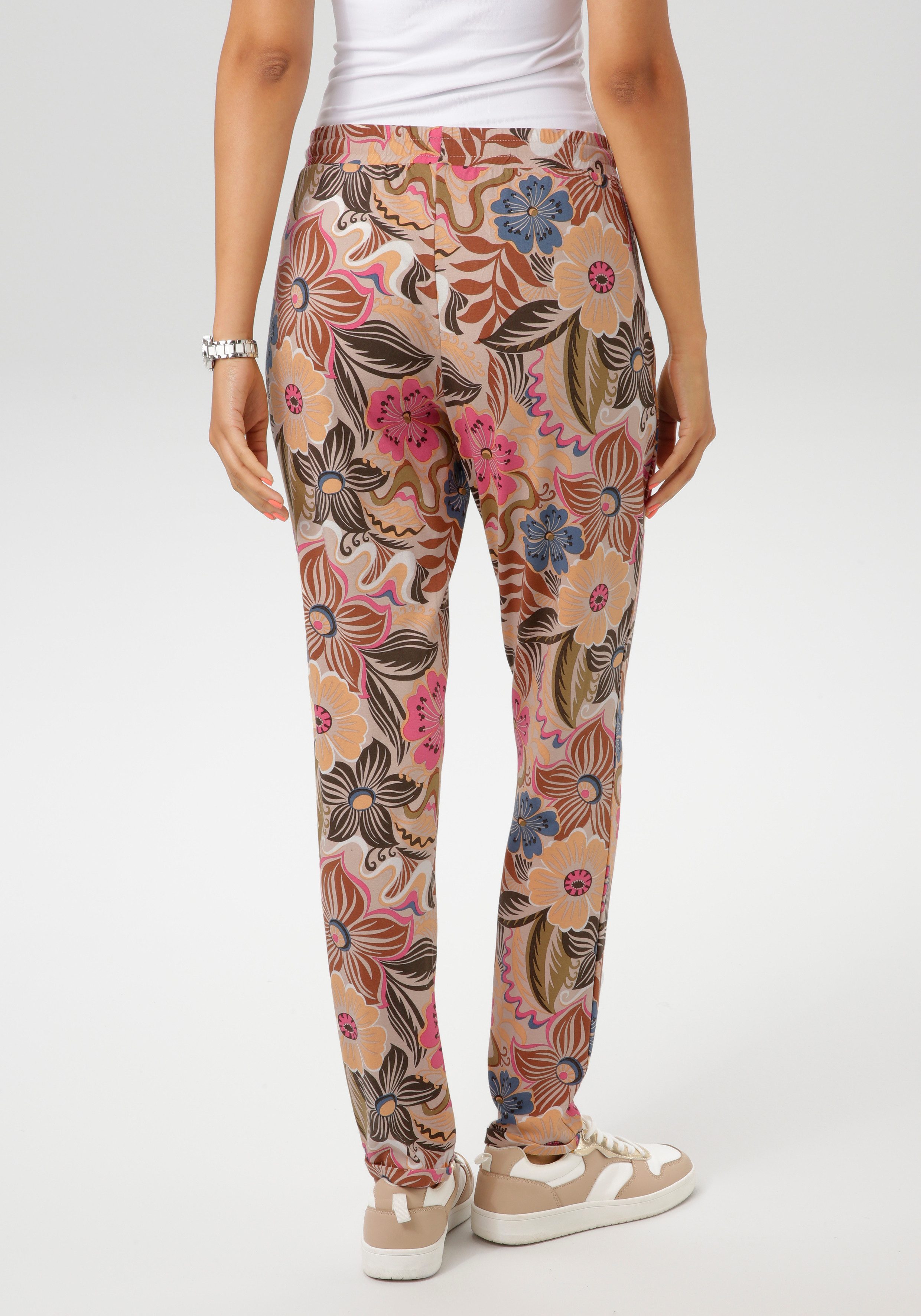 Aniston CASUAL Comfortbroek bedrukt met grote bloemen en bladeren nieuwe collectie