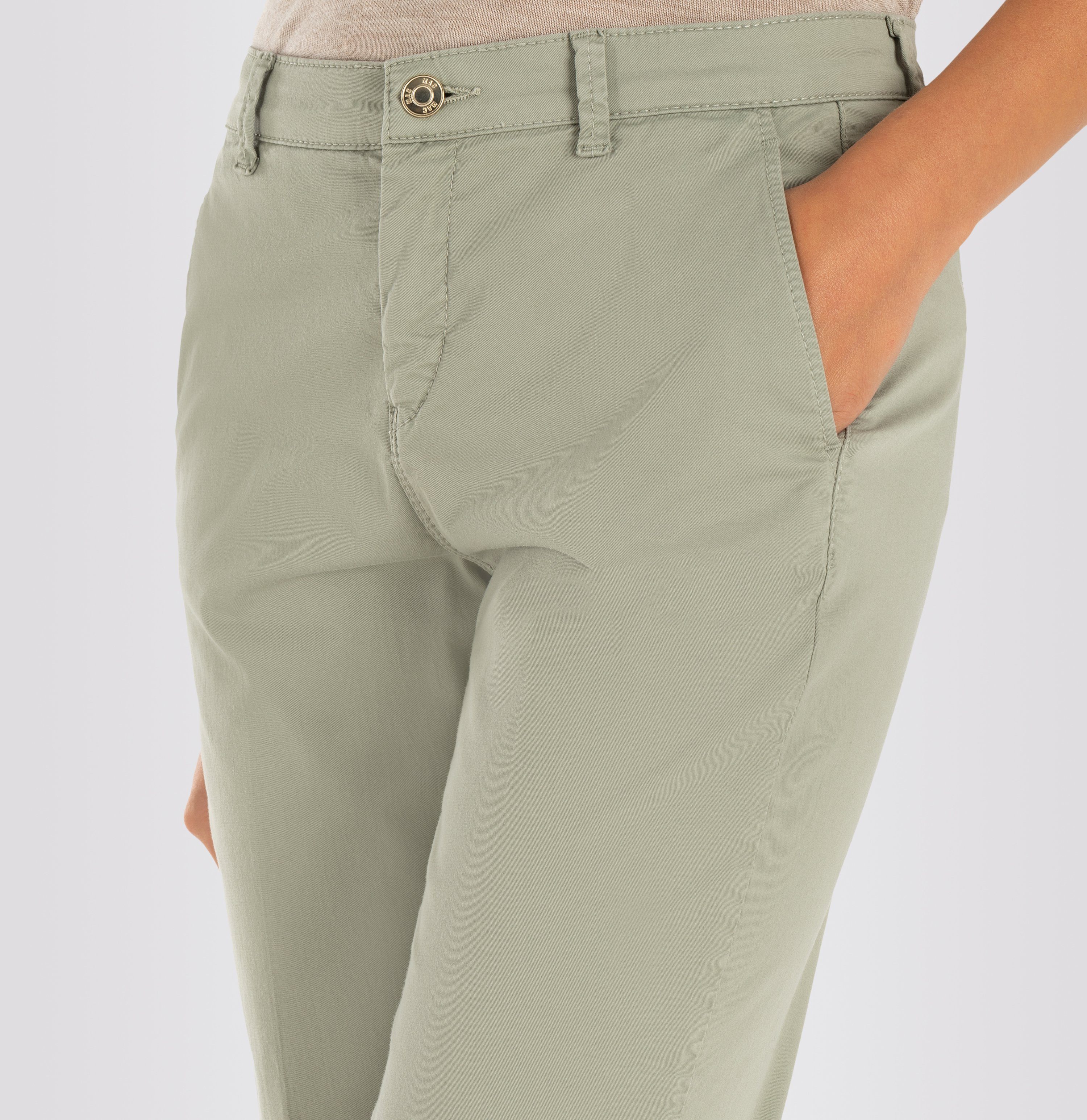 MAC Chino turn up met subtiele glans, elegant en sportief tegelijk